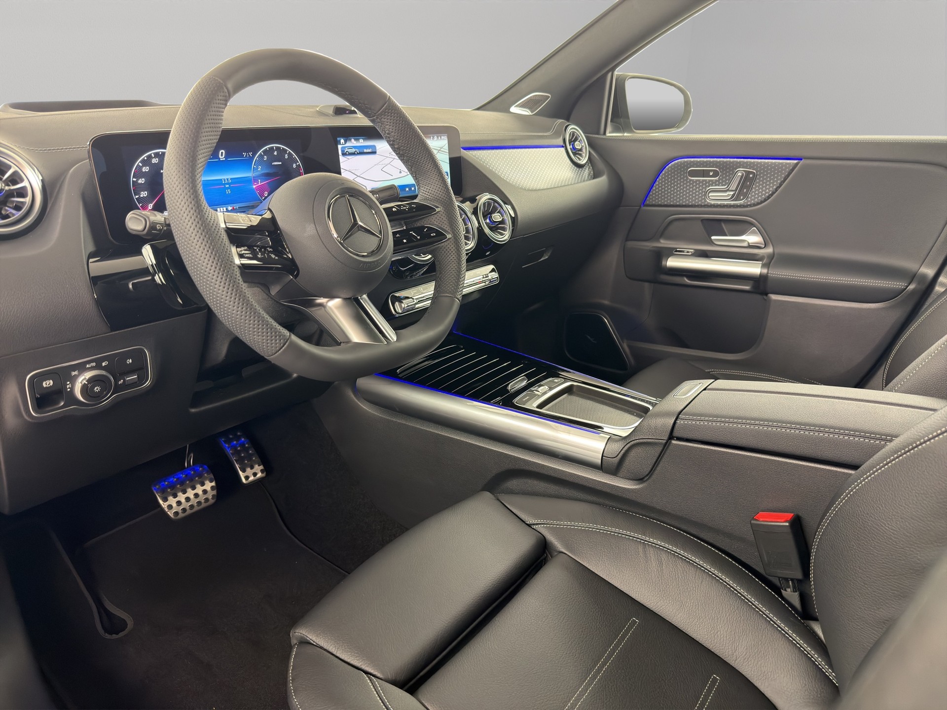 MERCEDES-BENZ GLA 250 Swiss Star AMG Line 4matic-image-11