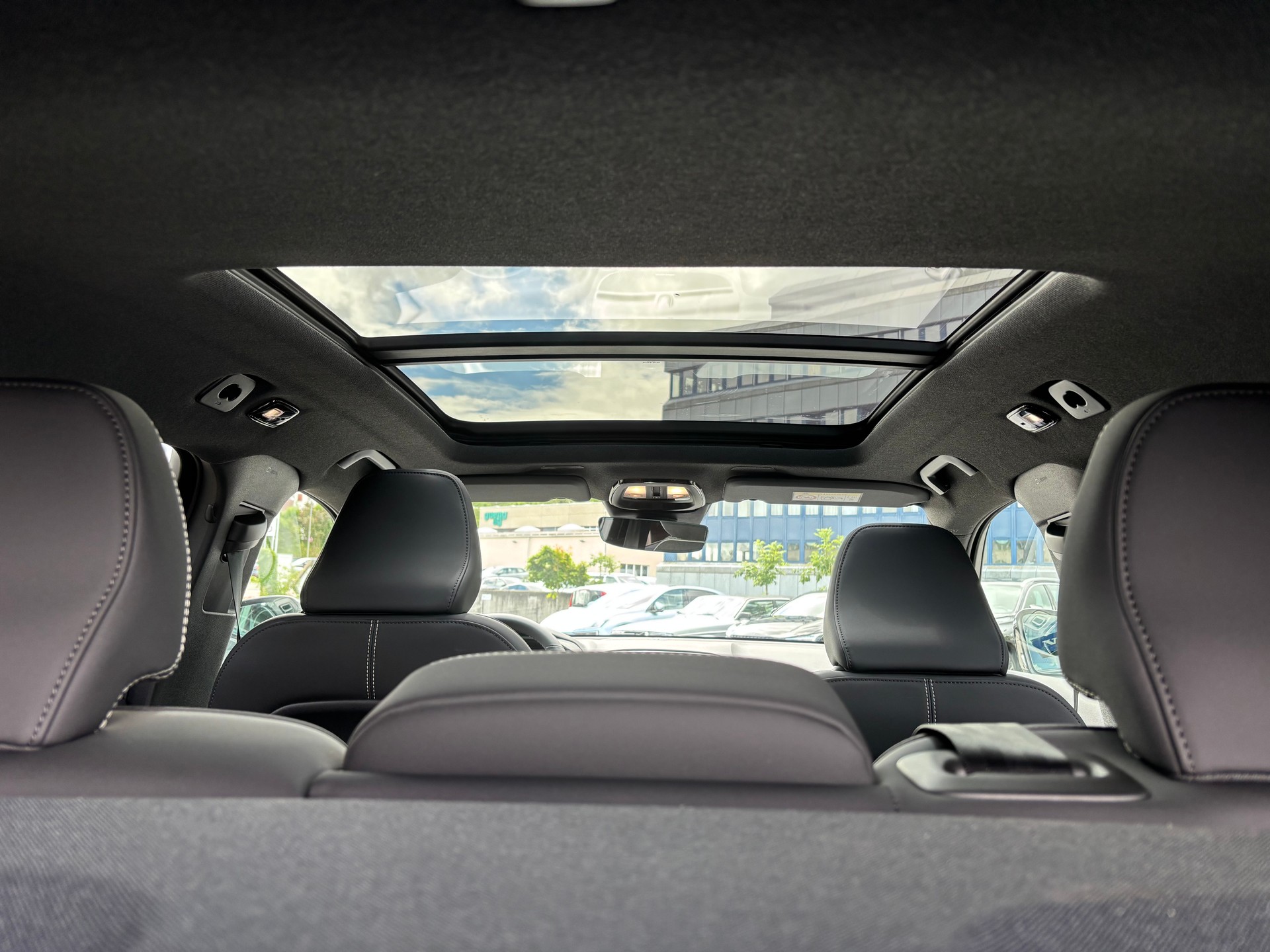 VOLVO EX40 Twin XCENTRIC Edition AWD-image-10