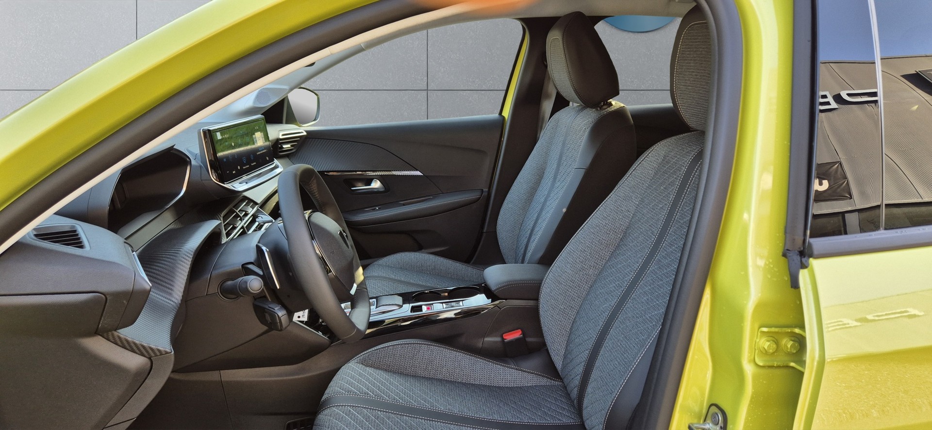 PEUGEOT 208 1.2 Hybrid Allure-image-8