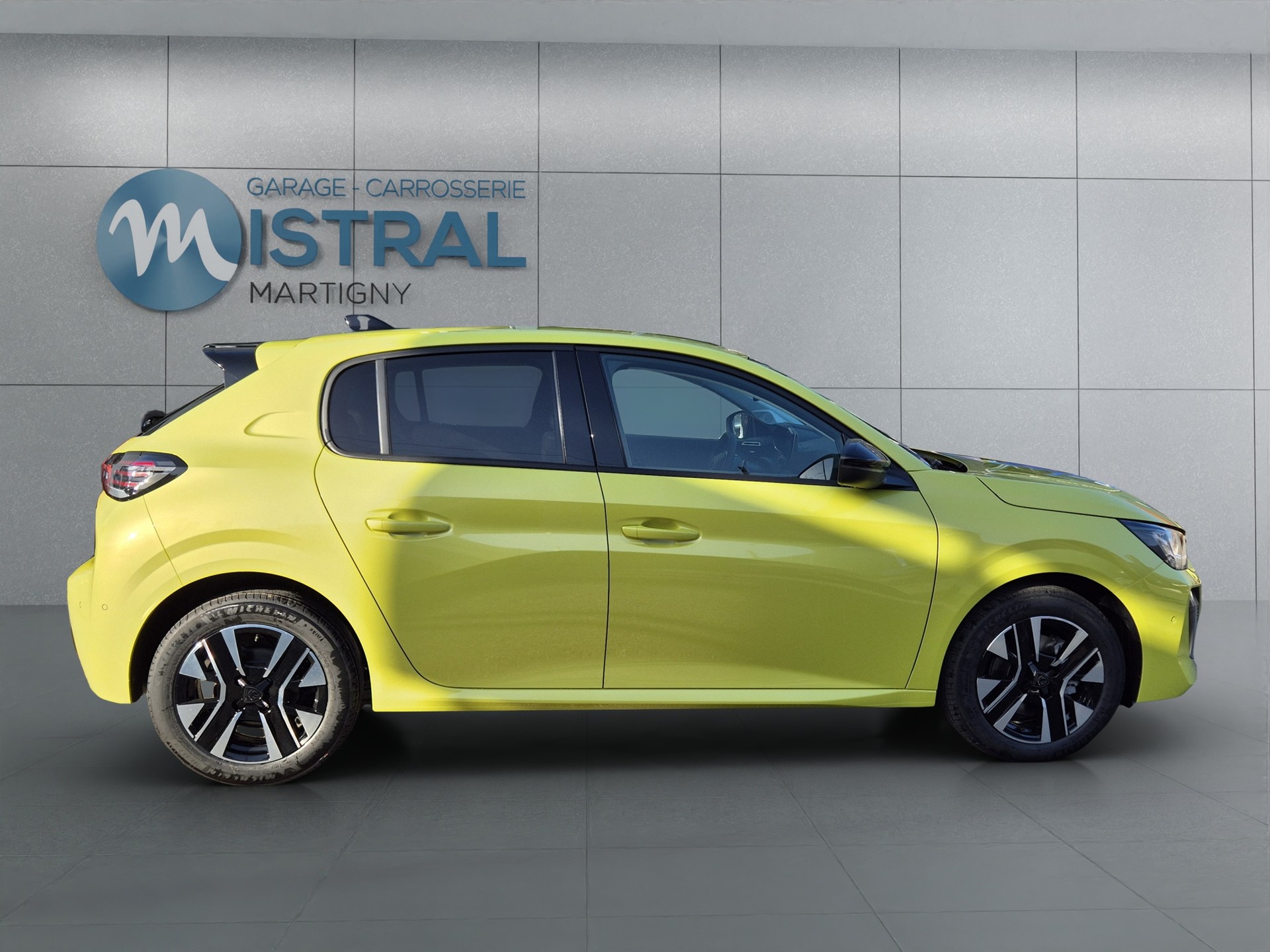 PEUGEOT 208 1.2 Hybrid Allure-image-5