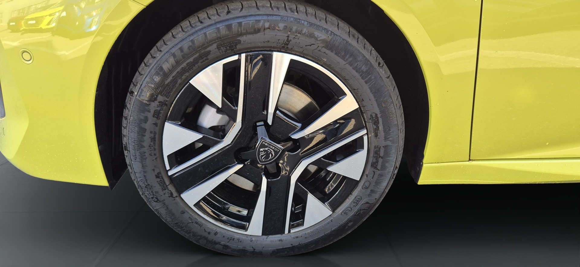 PEUGEOT 208 1.2 Hybrid Allure-image-14