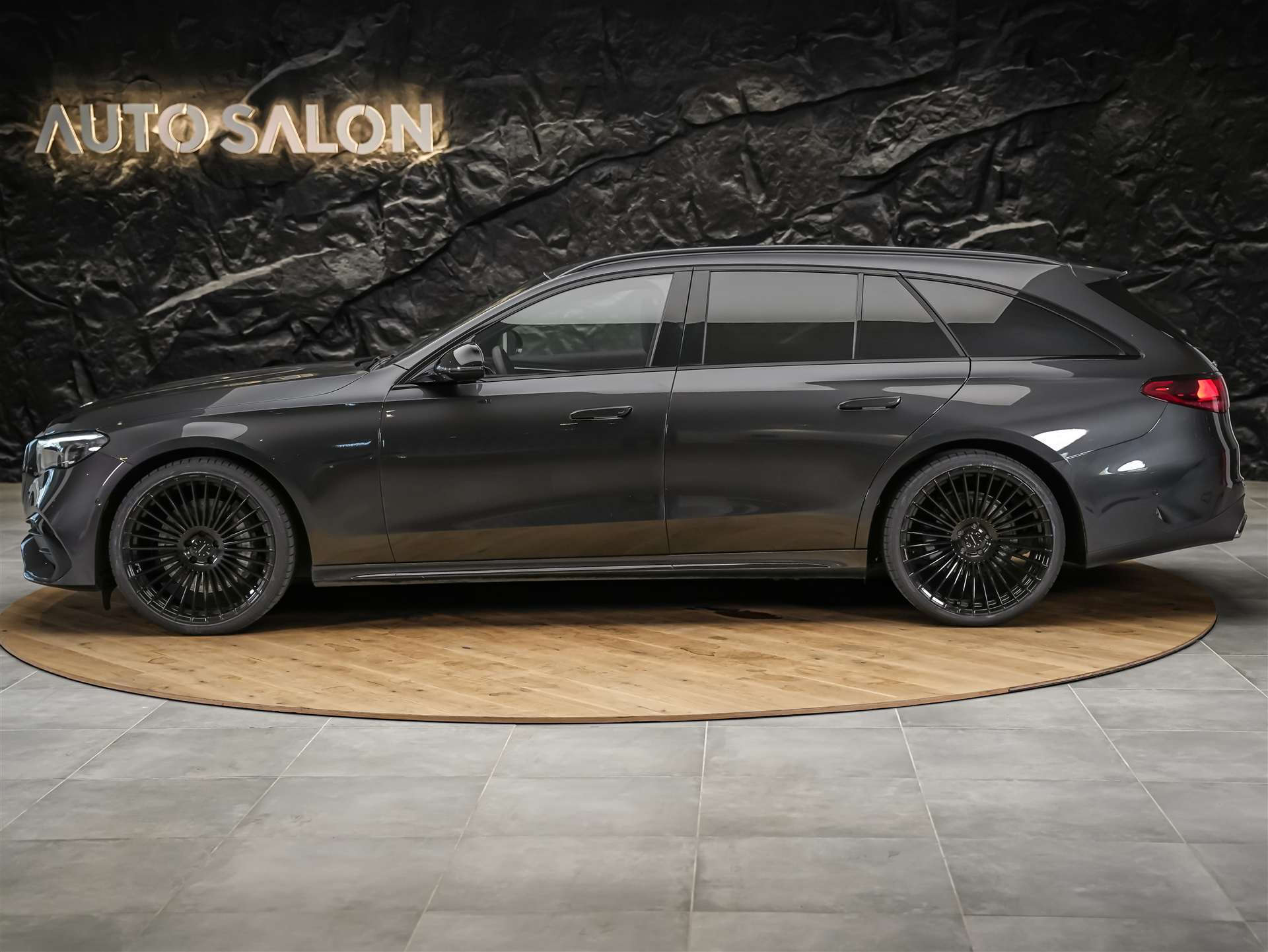 MERCEDES-BENZ E 220 d AMG Line 4matic Kombi *Werksgarantie*21" Felgen*Abstandsregler*-showroom-element-2