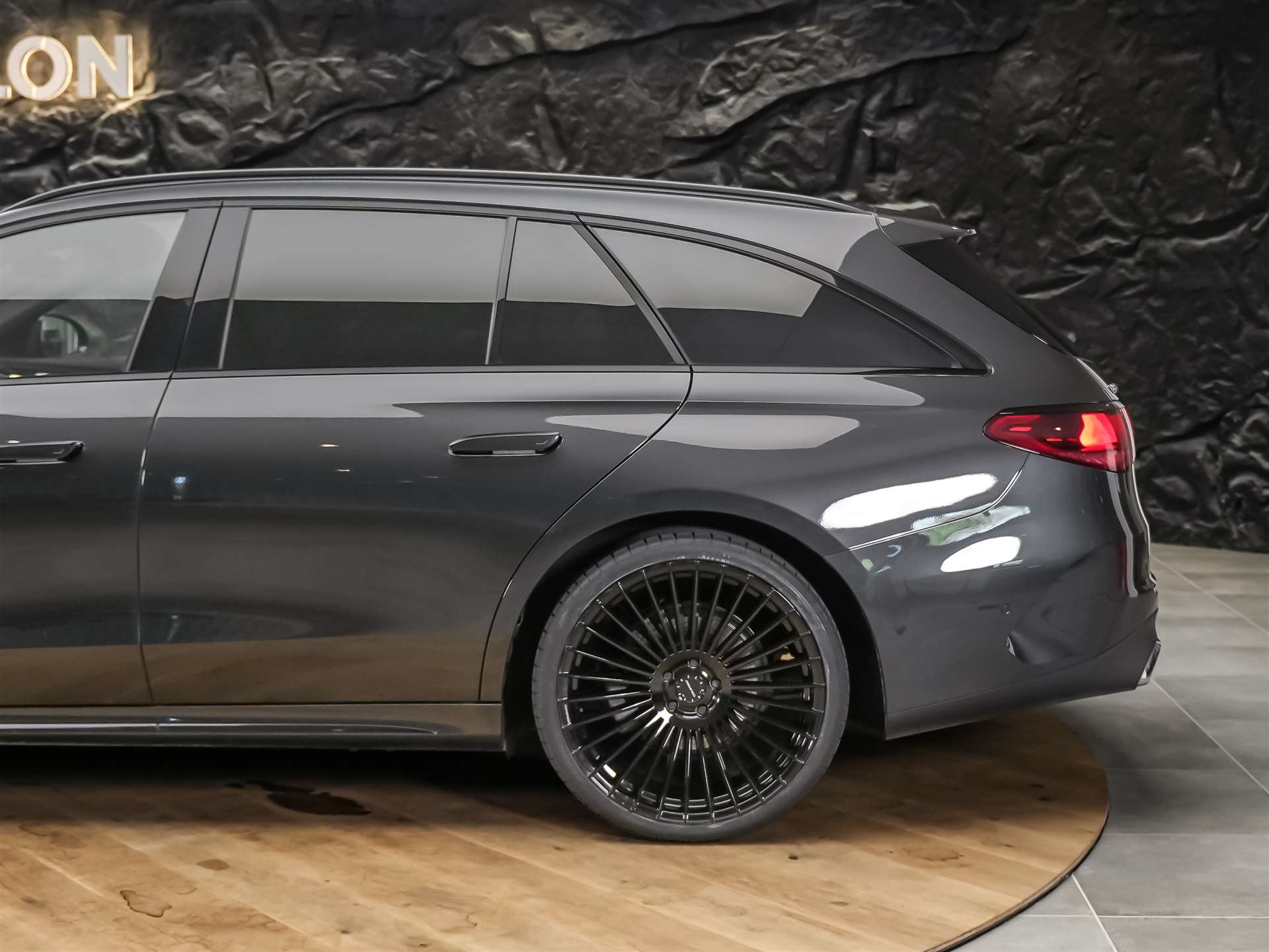 MERCEDES-BENZ E 220 d AMG Line 4matic Kombi *Werksgarantie*21" Felgen*Abstandsregler*-image-16