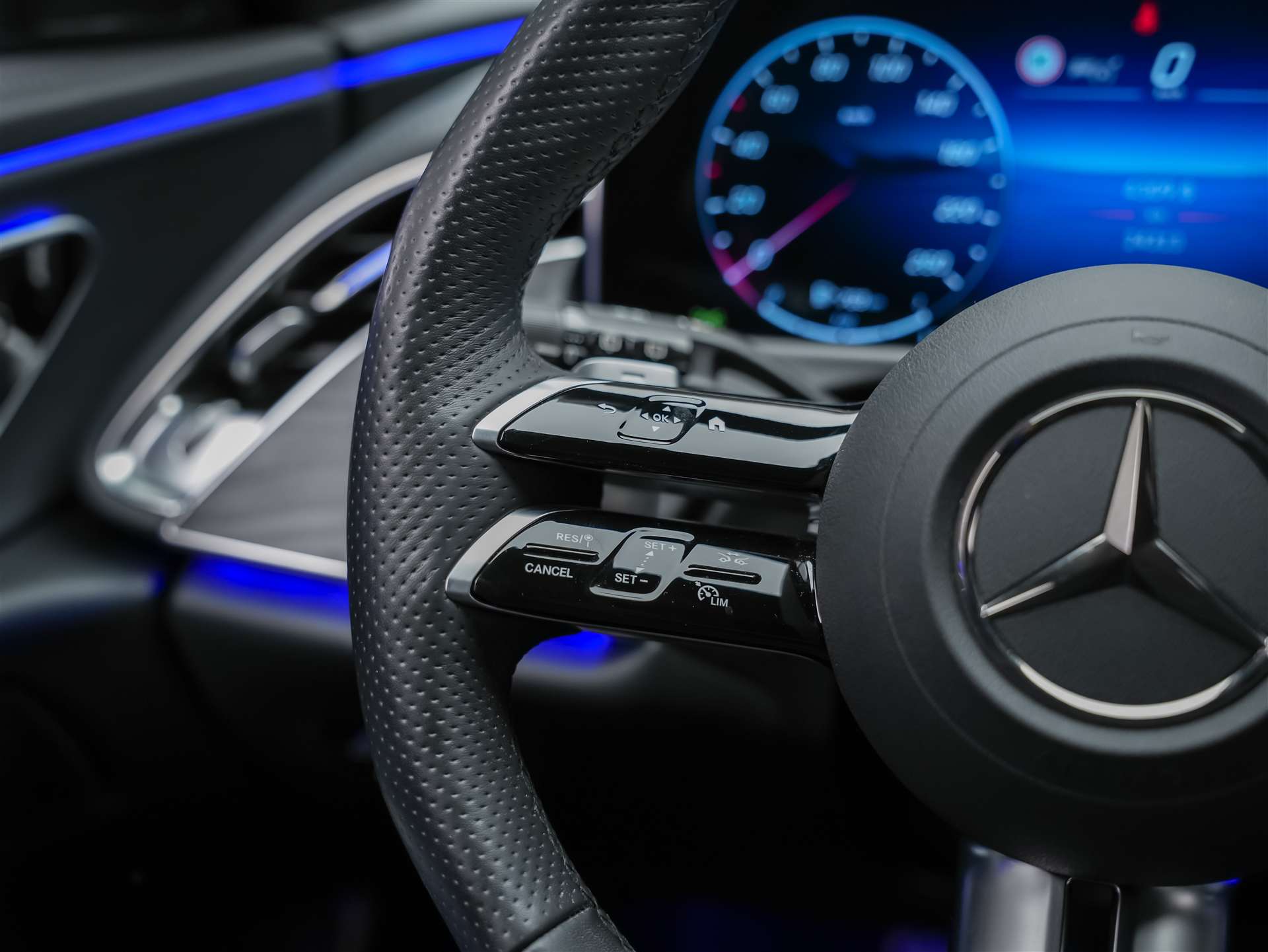 MERCEDES-BENZ E 220 d AMG Line 4matic Kombi *Werksgarantie*21" Felgen*Abstandsregler*-image-25