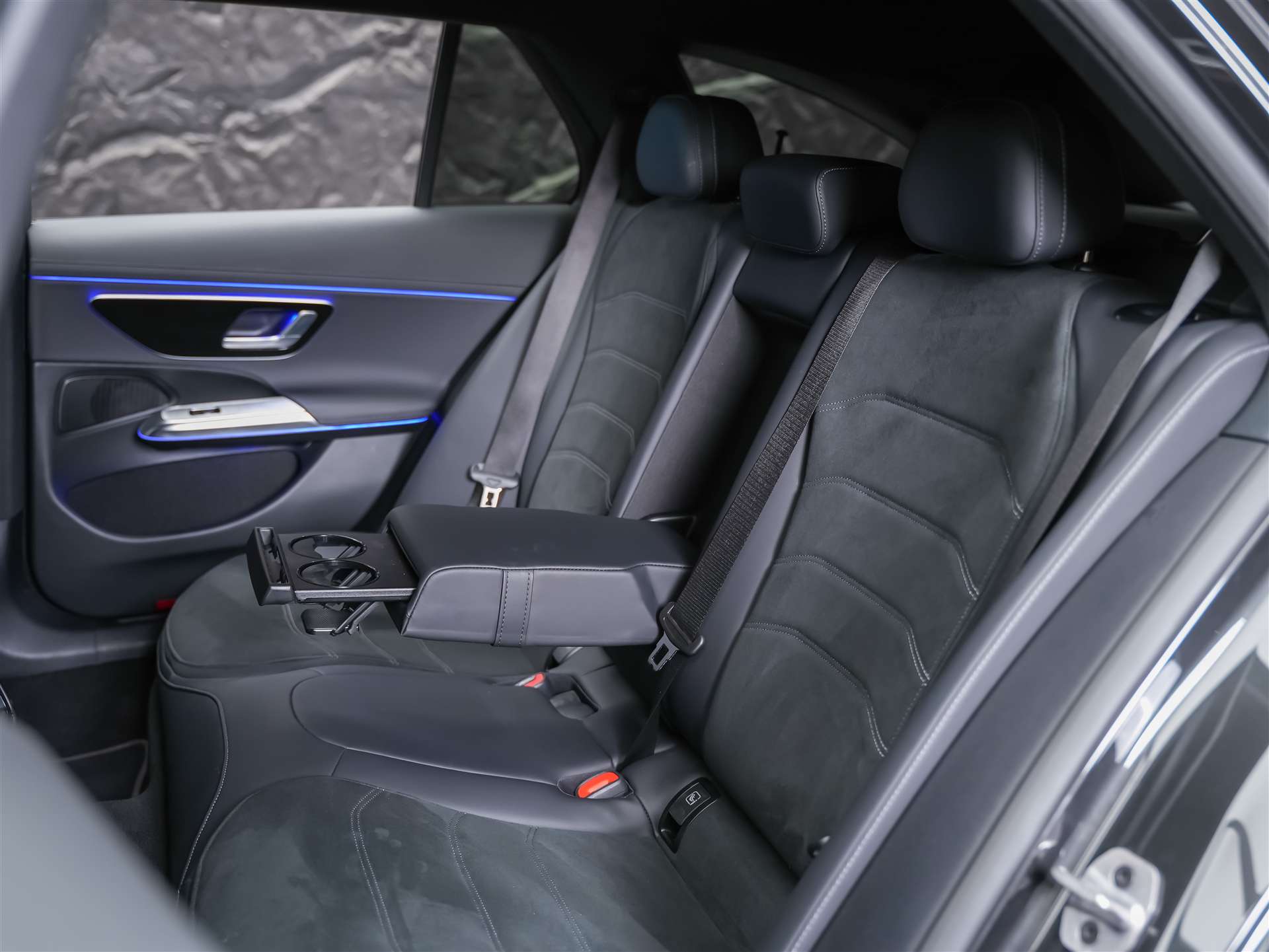 MERCEDES-BENZ E 220 d AMG Line 4matic Kombi *Werksgarantie*21" Felgen*Abstandsregler*-image-12
