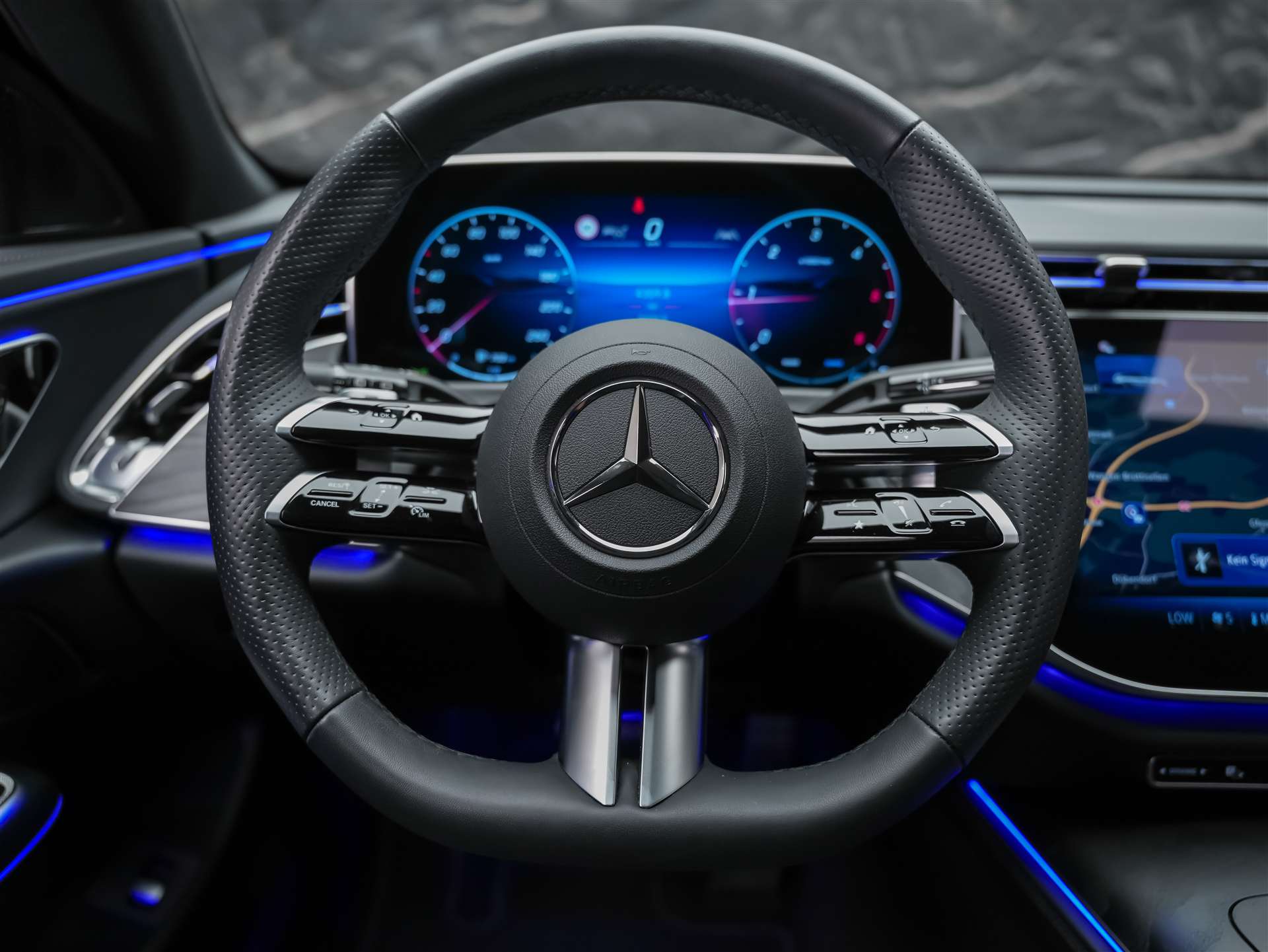 MERCEDES-BENZ E 220 d AMG Line 4matic Kombi *Werksgarantie*21" Felgen*Abstandsregler*-image-24