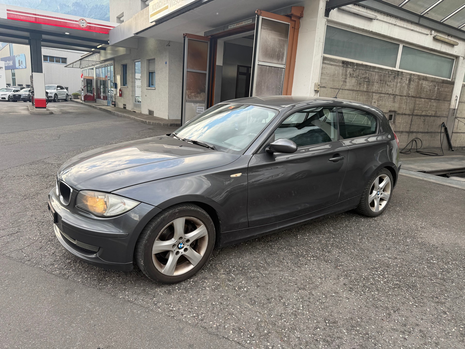 BMW 120d-showroom-element-1