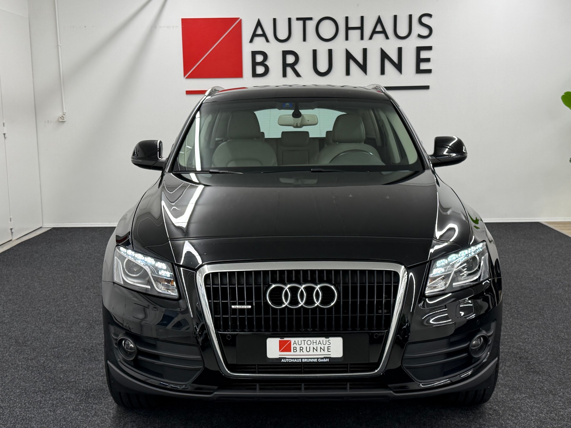 AUDI Q5 3.0 TDI quattro S-tronic-showroom-element-1
