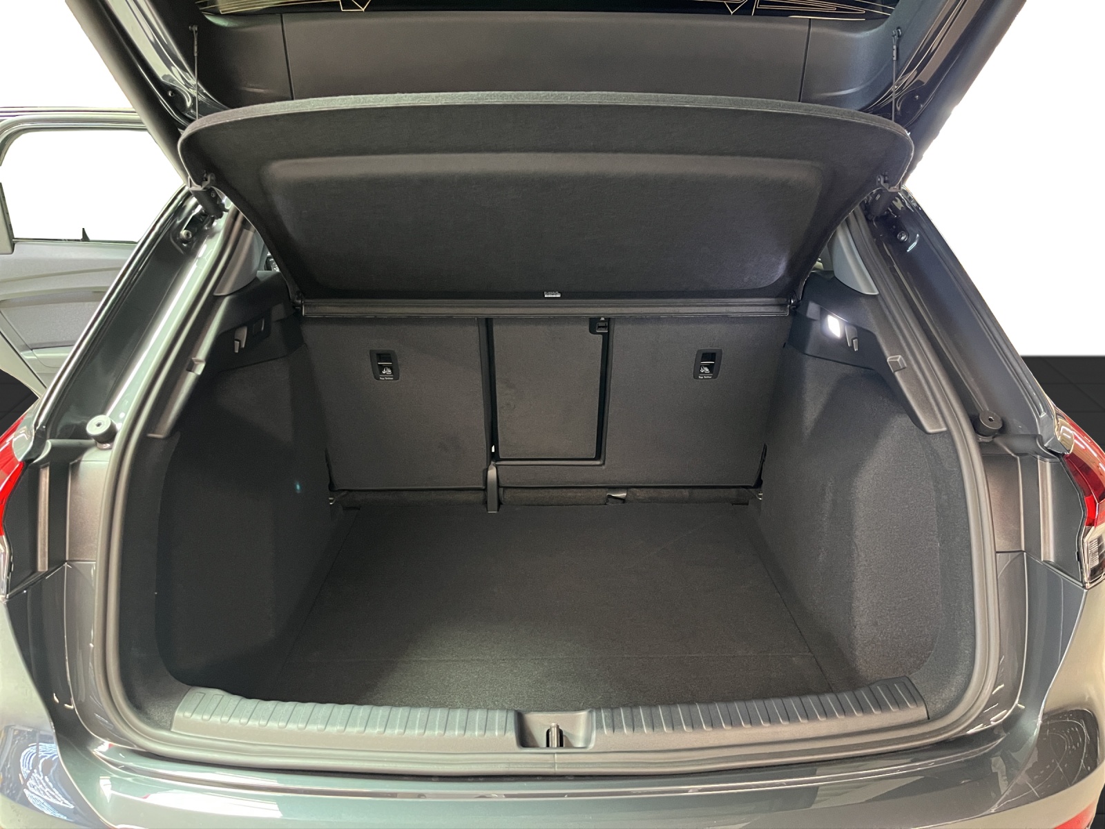 AUDI Q4 e-tron SUV quattro performance Attraction-image-12