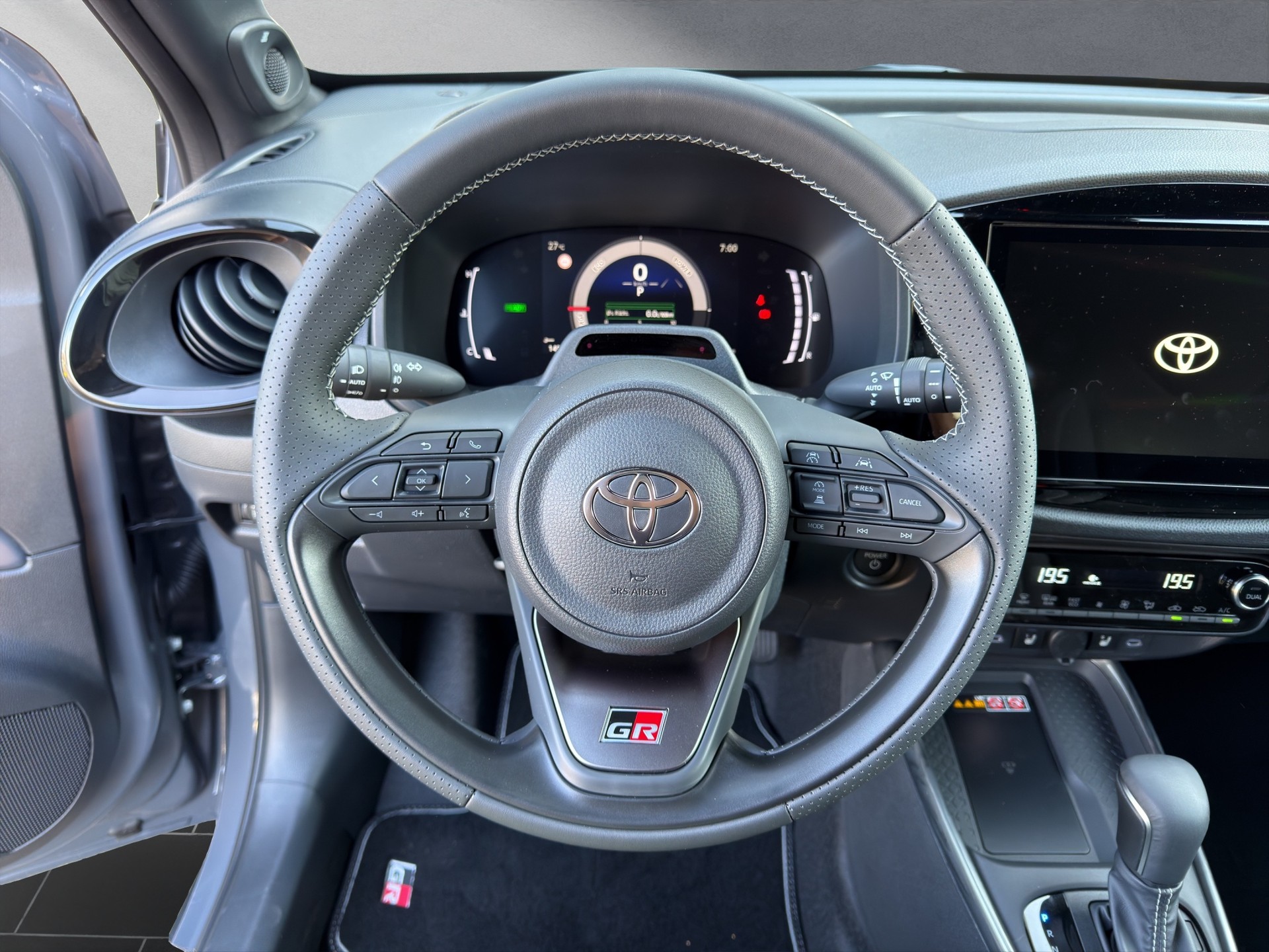TOYOTA Aygo X 1.5 VVT-i HSD GR Sport-showroom-element-3