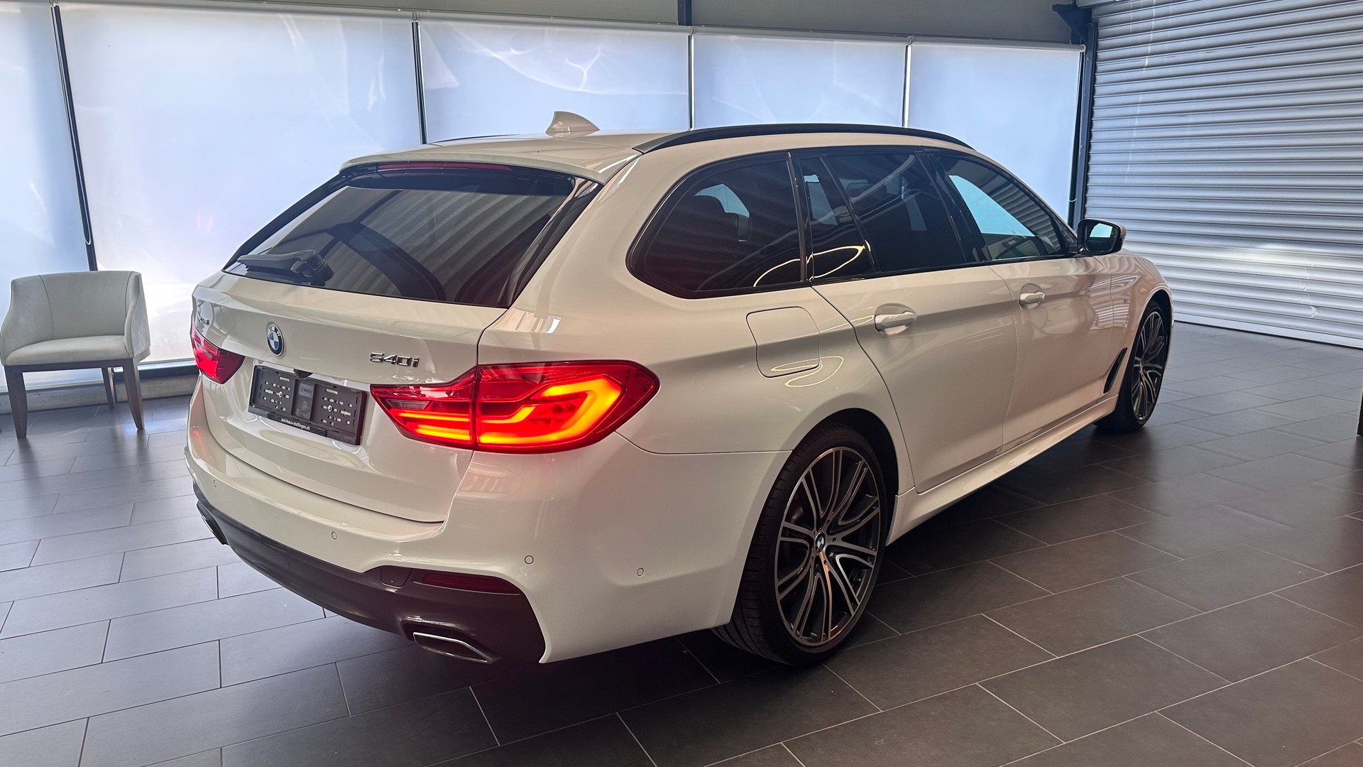BMW 540i xDrive SAG Touring-image-17