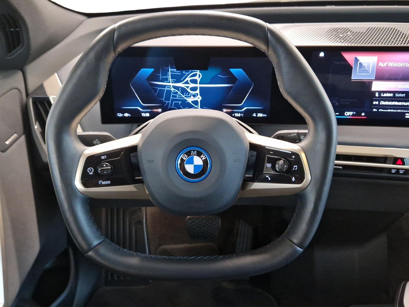 BMW iX xDrive50-image-11