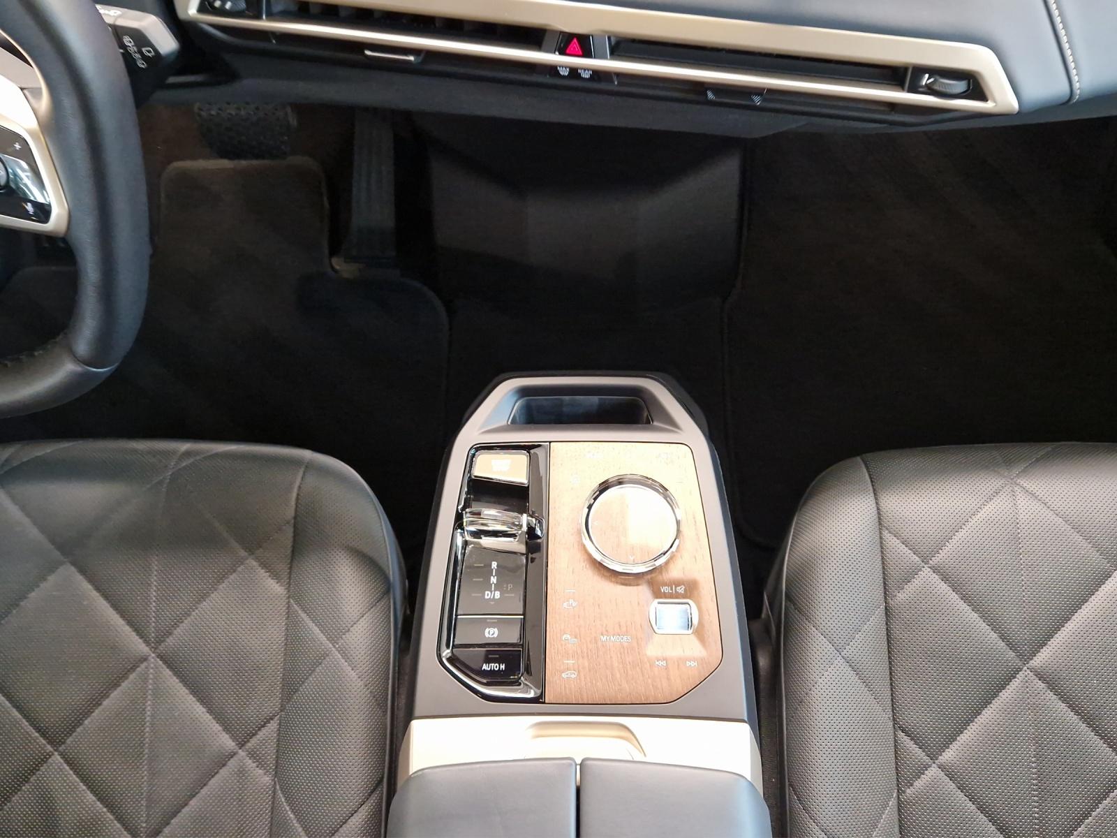 BMW iX xDrive50-image-13