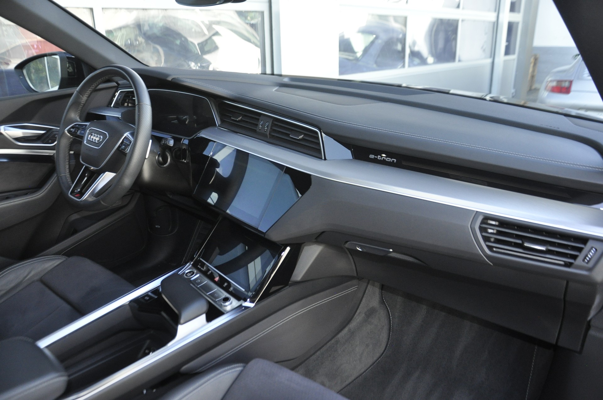 AUDI e-tron 55 S Line Black Edition quattro I Anhängerkupplung I Panorama-Glasdach-image-6