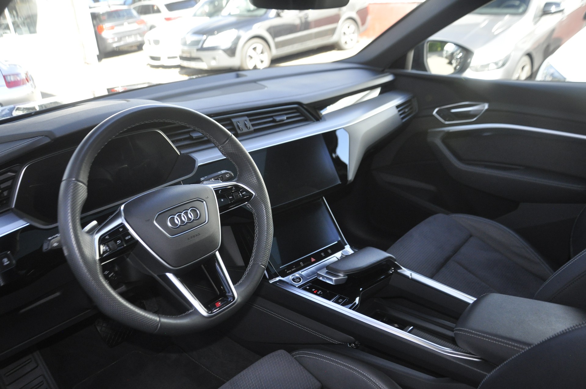 AUDI e-tron 55 S Line Black Edition quattro I Anhängerkupplung I Panorama-Glasdach-image-3
