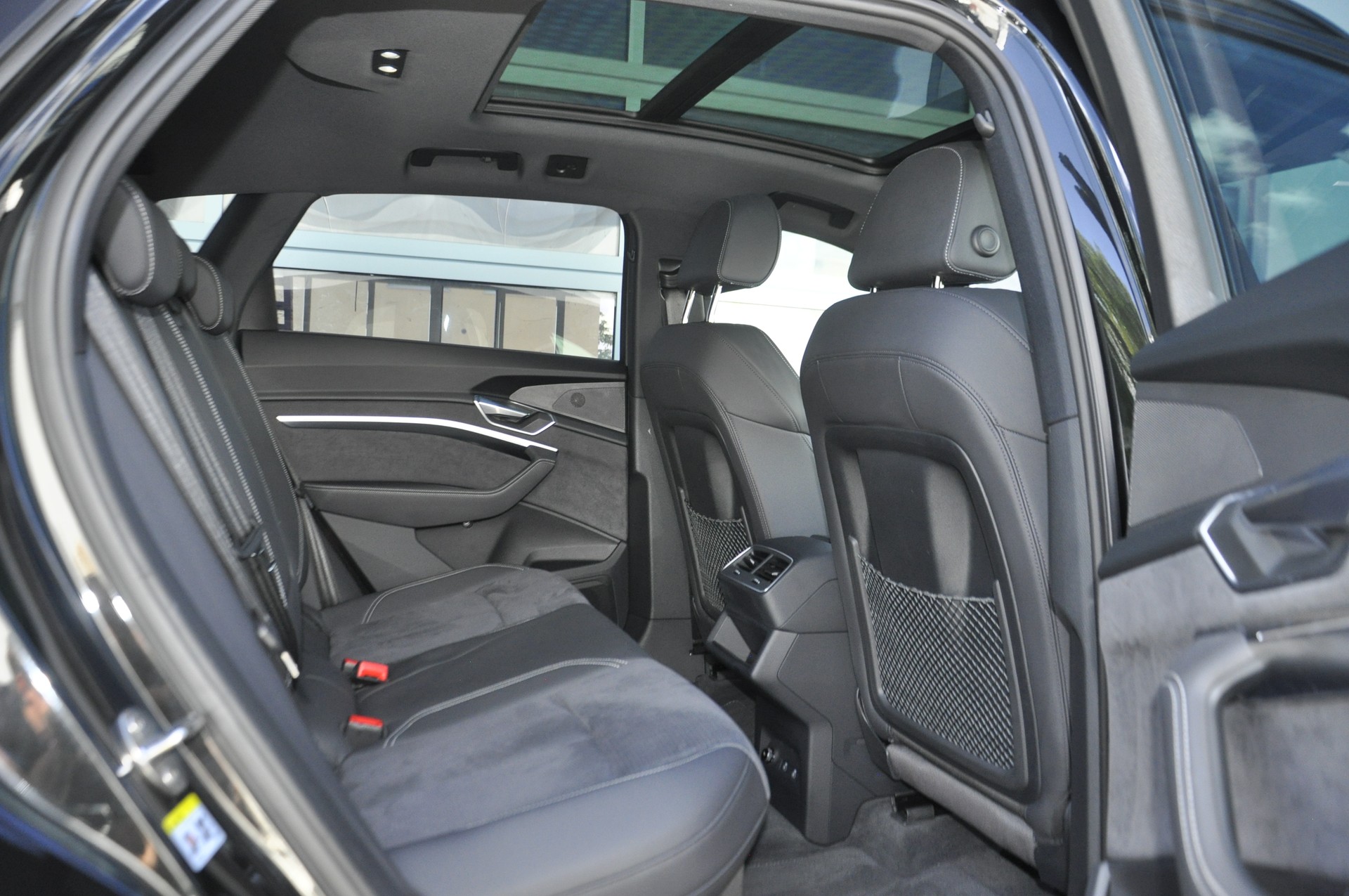 AUDI e-tron 55 S Line Black Edition quattro I Anhängerkupplung I Panorama-Glasdach-image-7