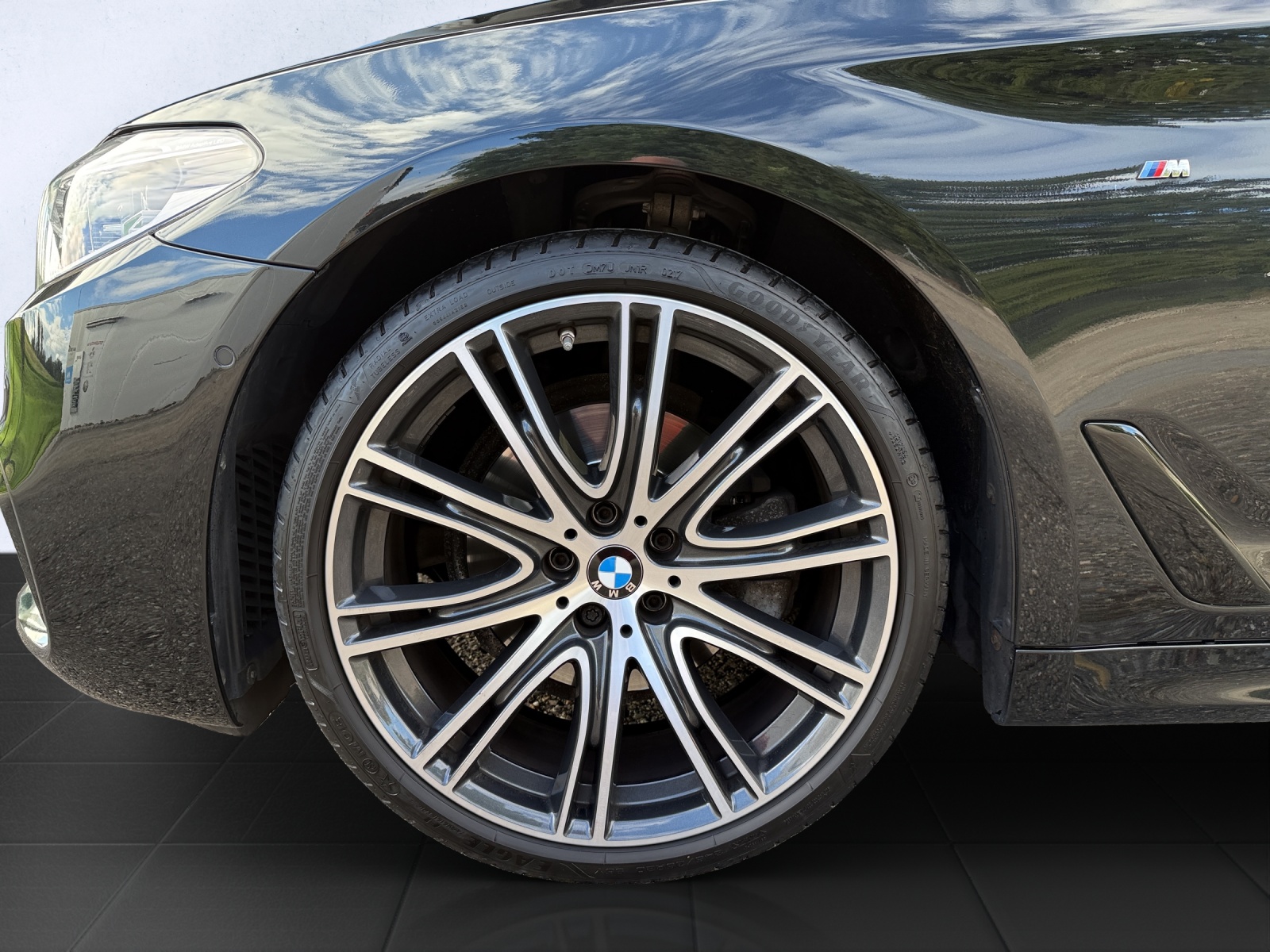 BMW 520d X-Drive M-SPORTPAKET-image-18
