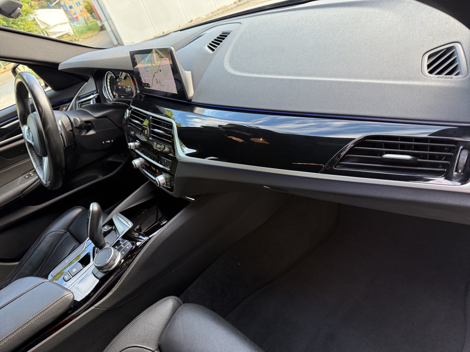 BMW 520d X-Drive M-SPORTPAKET-image-12