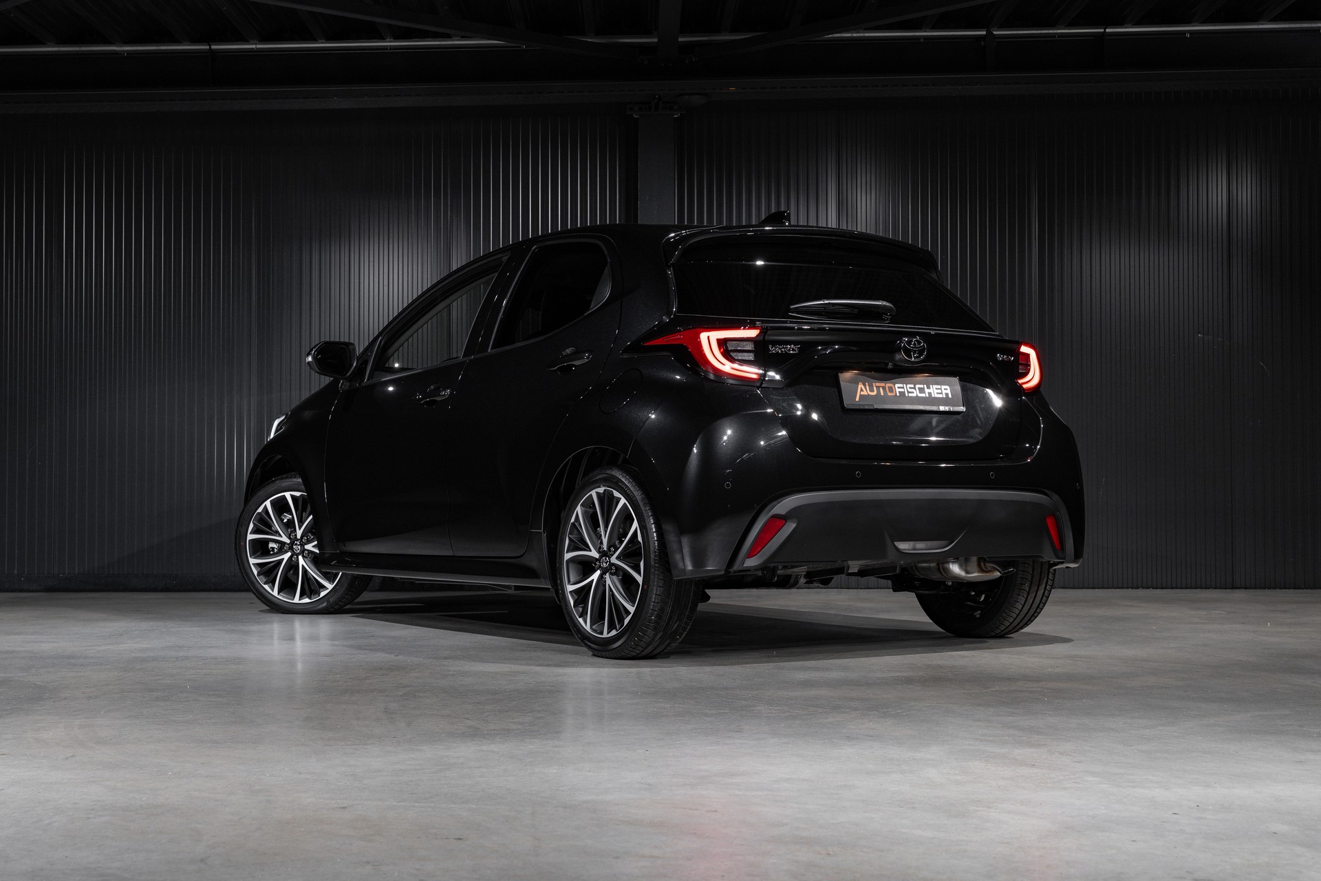 TOYOTA Yaris 1.5 e-CVT-showroom-element-1