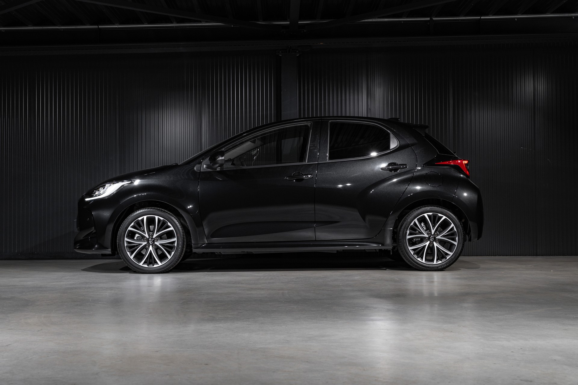 TOYOTA Yaris 1.5 e-CVT-showroom-element-2