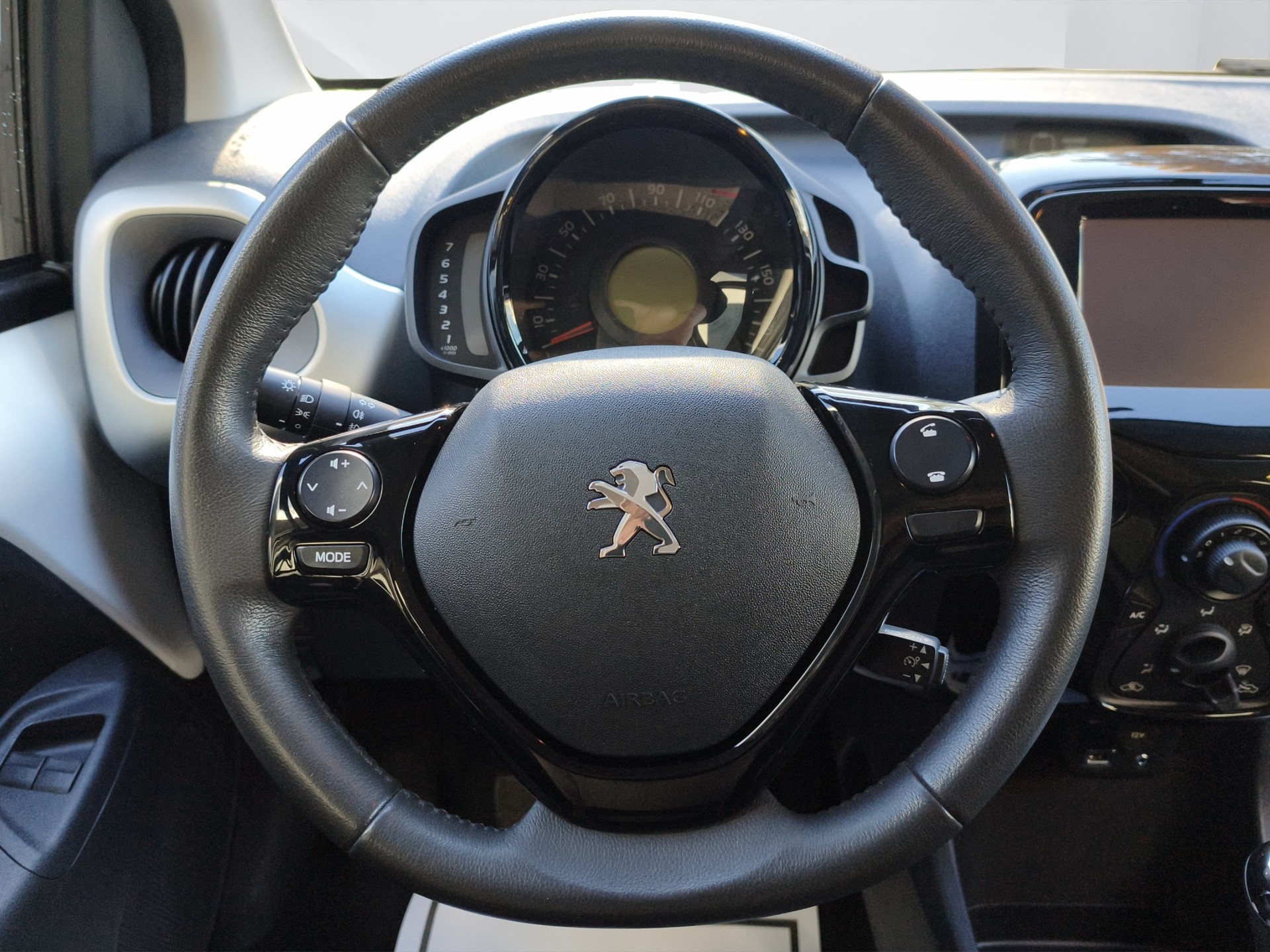 PEUGEOT 108 1.2 VTi Allure-image-11