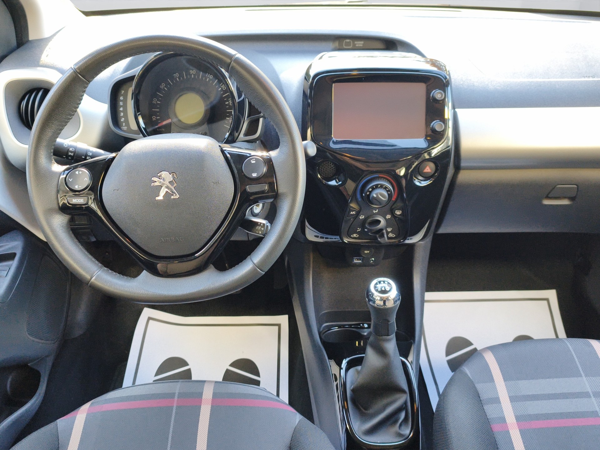PEUGEOT 108 1.2 VTi Allure-image-10
