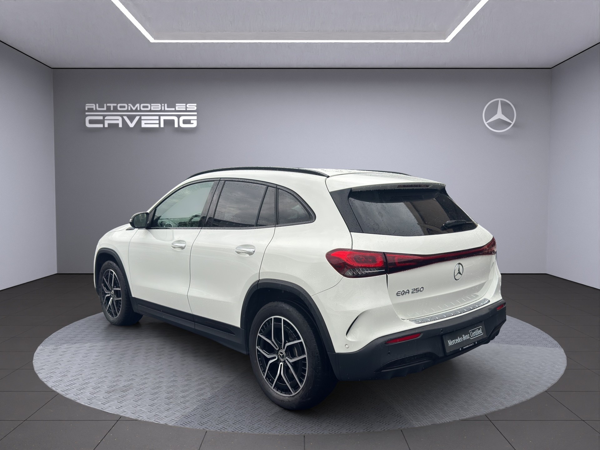 MERCEDES-BENZ EQA 250 AMG Line-showroom-element-2