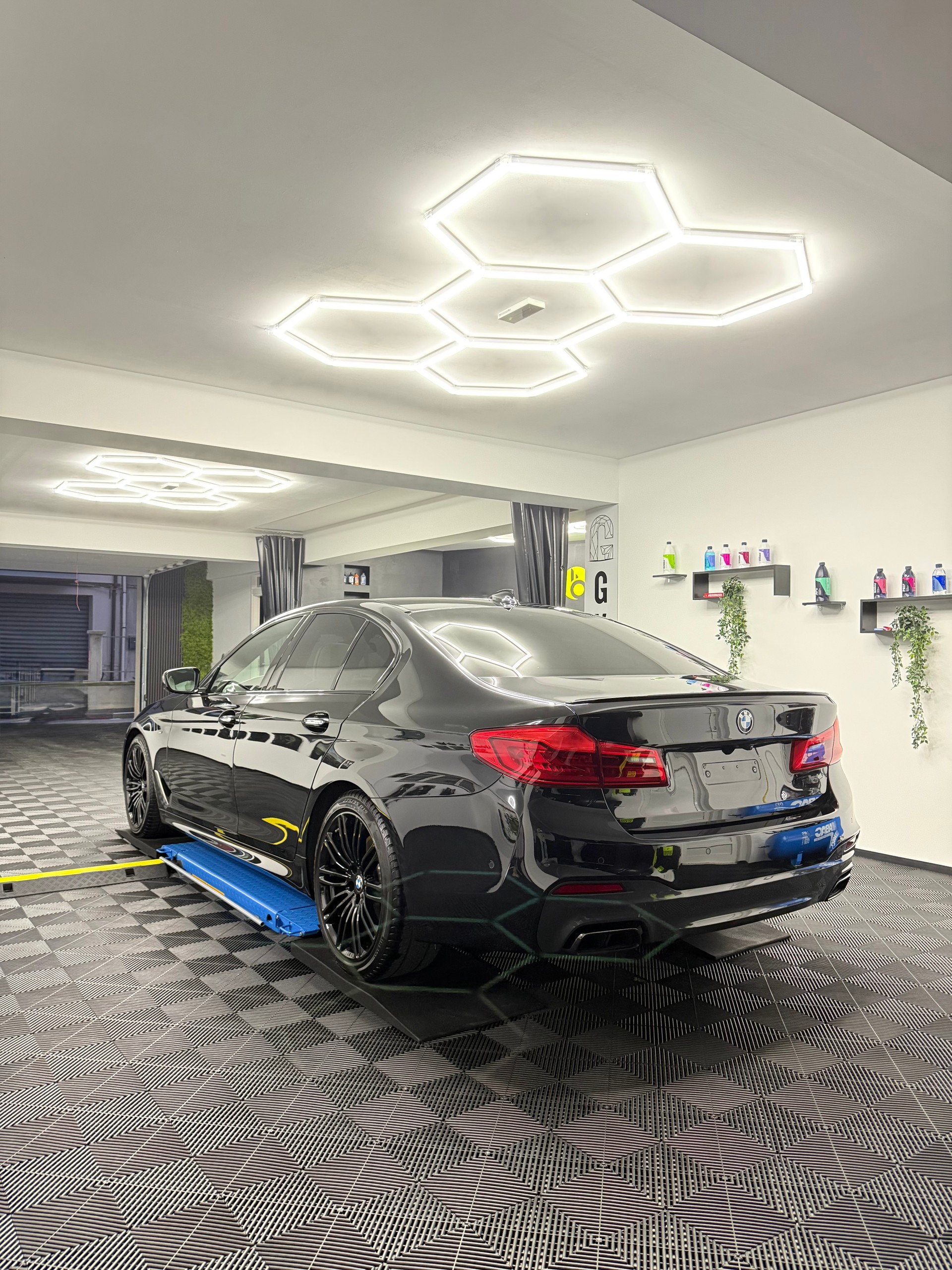 BMW M550i xDrive Steptronic-image-1