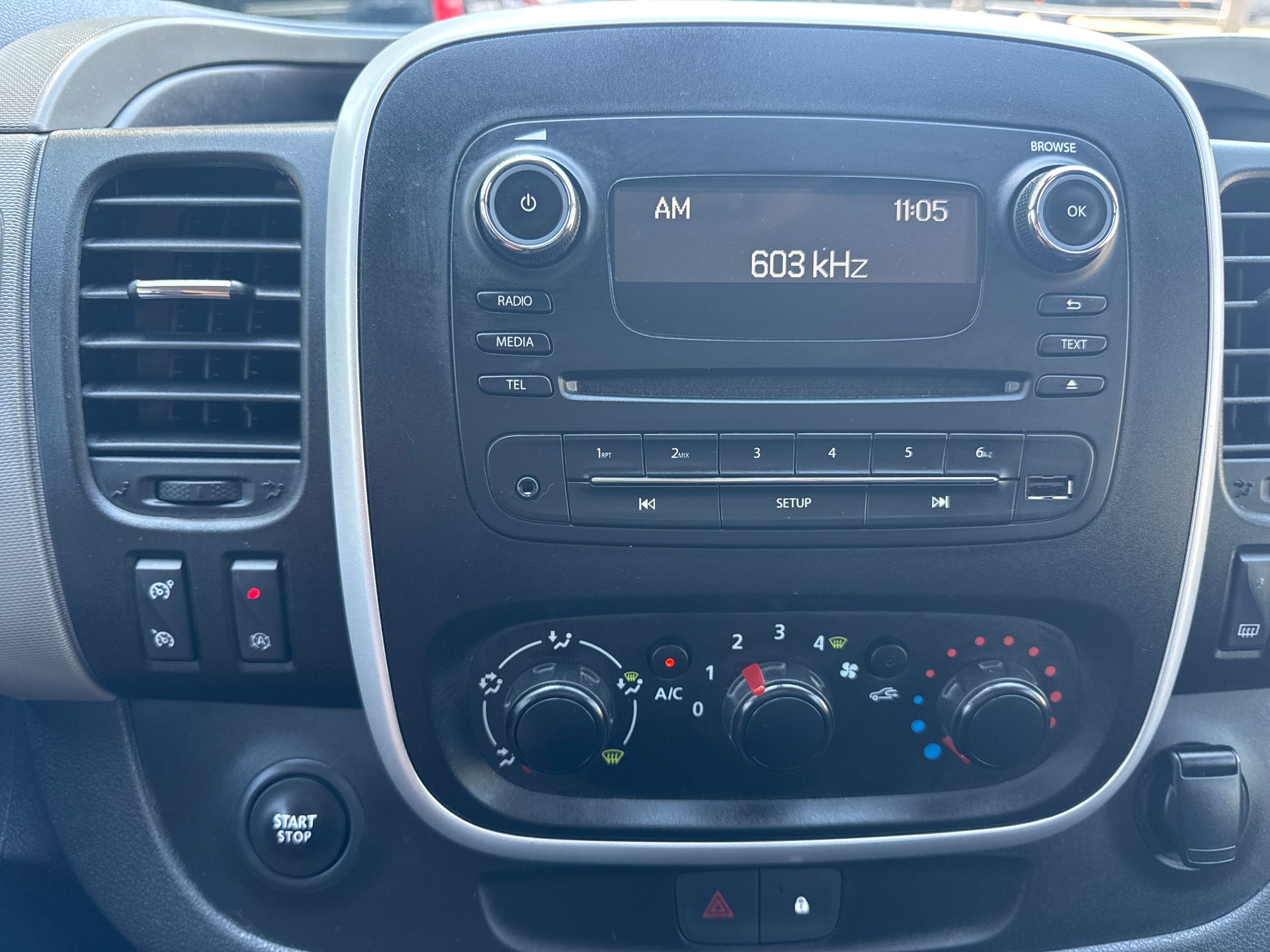 NISSAN NV300 dCi 125 2.9 L1H1 Comfort * 03x Sitze * Klimaanlage * Tempomat * PDC H * RF-Kamera * LTZ MFK 24.04.2024 **-image-7