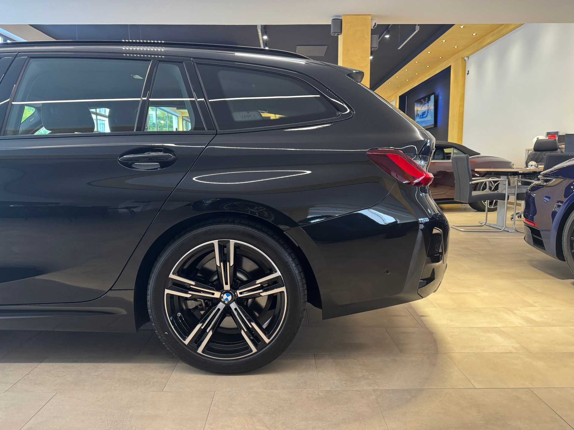 BMW 330i Touring xDrive Steptronic M Sport-image-4