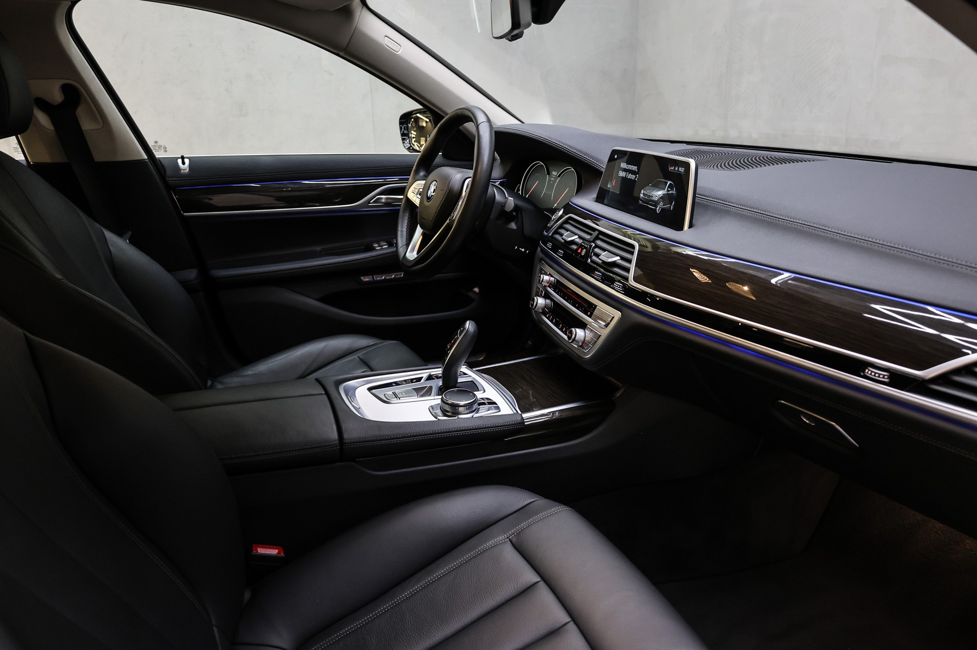 BMW 750i xDrive-image-23