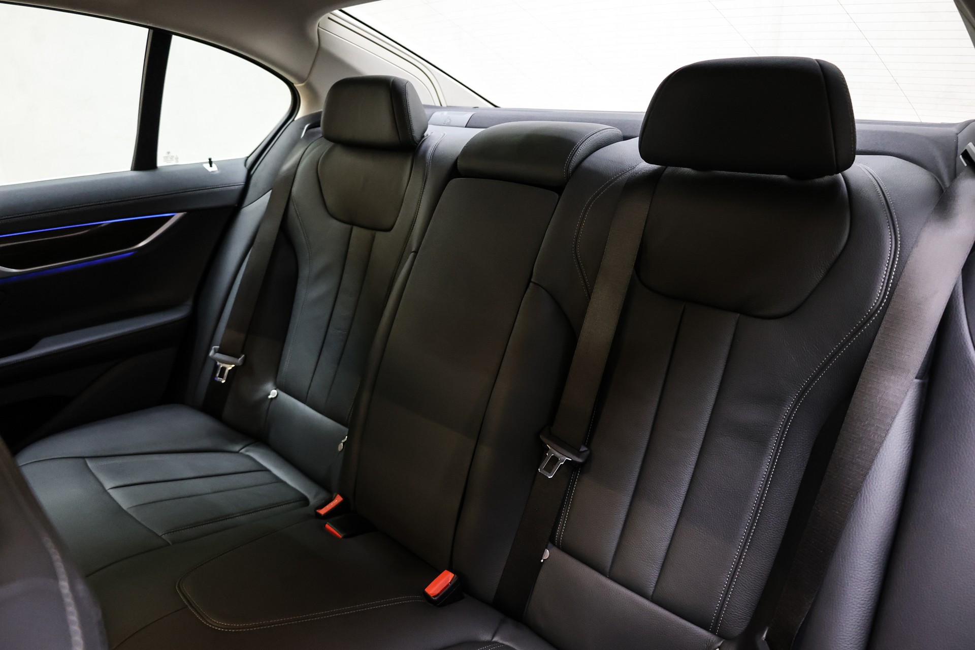 BMW 750i xDrive-image-29