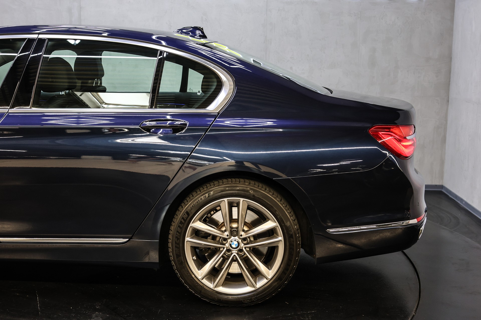 BMW 750i xDrive-image-12