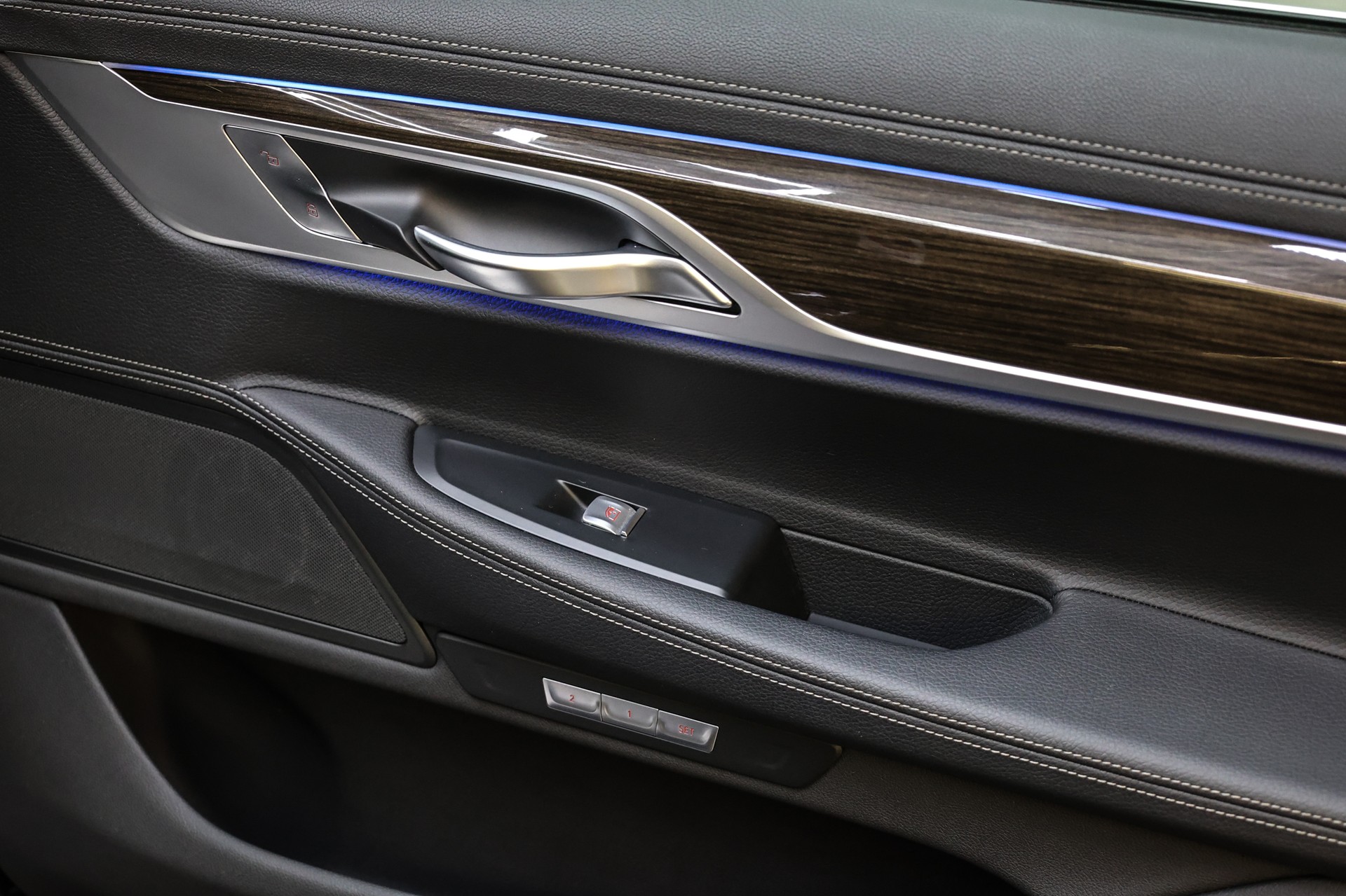 BMW 750i xDrive-image-25