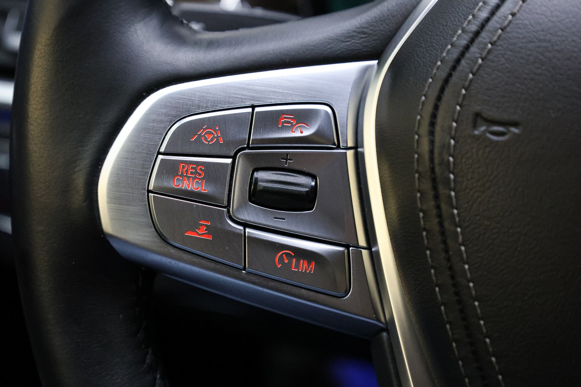 BMW 750i xDrive-image-21
