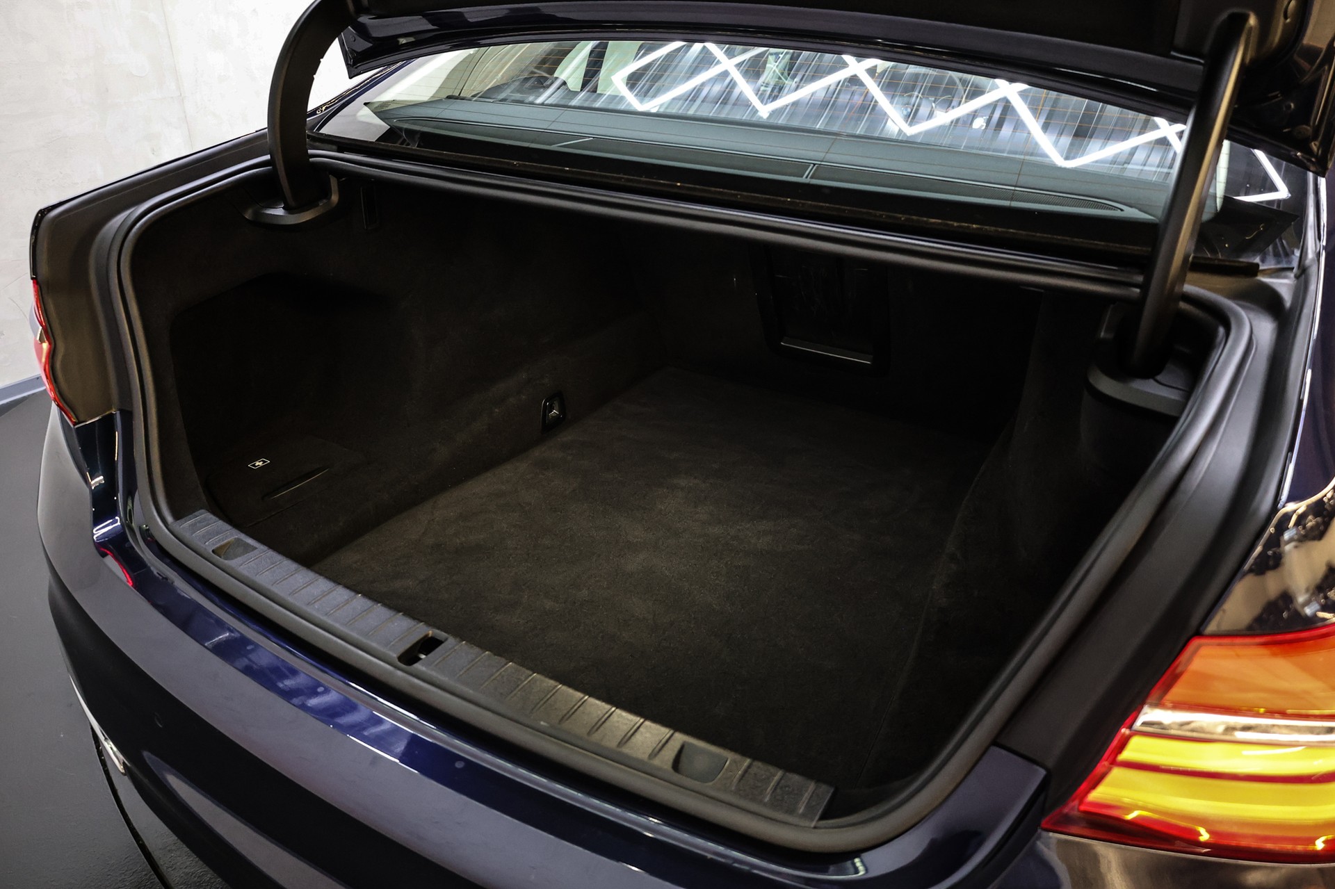 BMW 750i xDrive-image-33