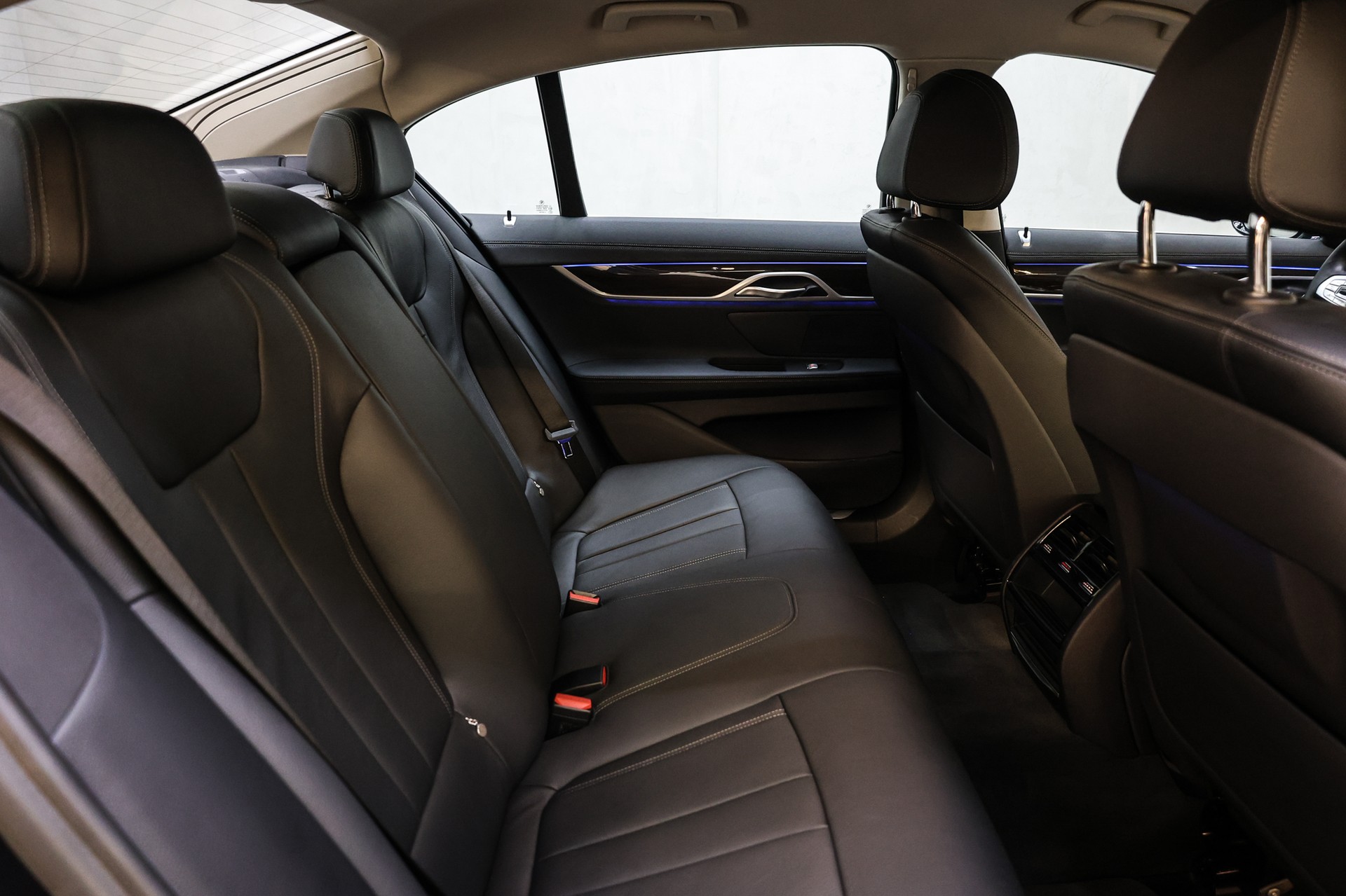 BMW 750i xDrive-image-27