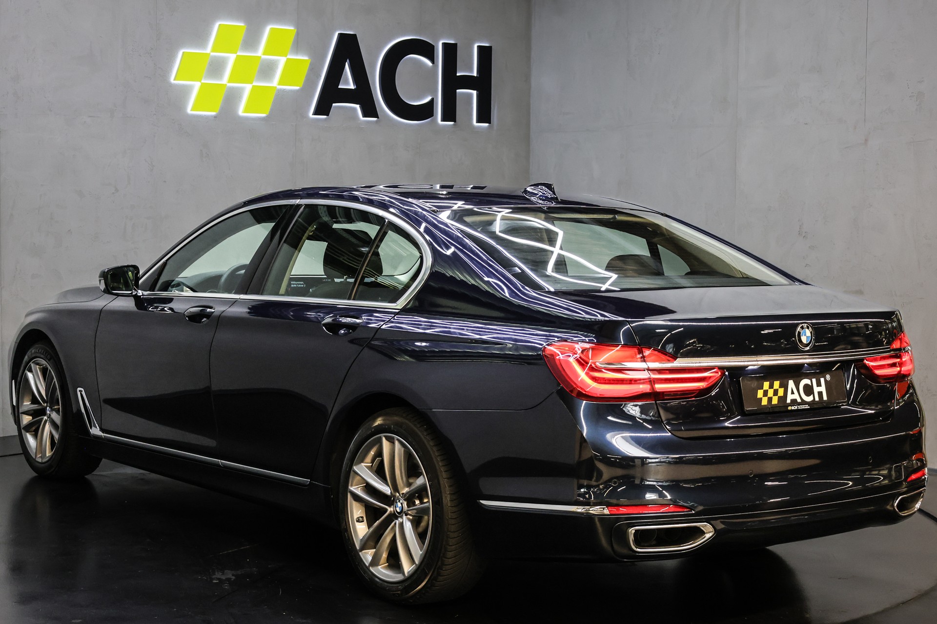 BMW 750i xDrive-showroom-element-3