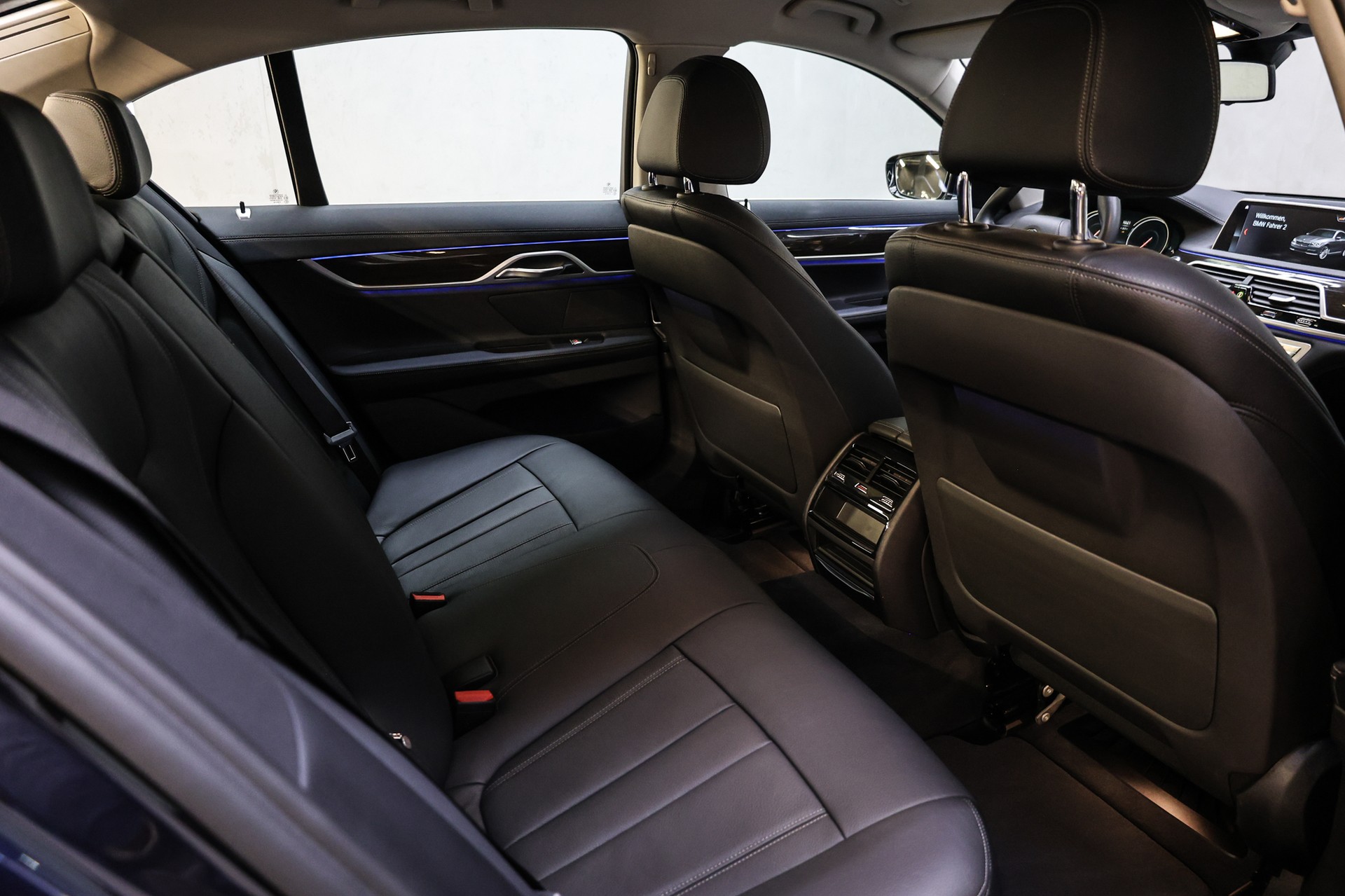 BMW 750i xDrive-image-24