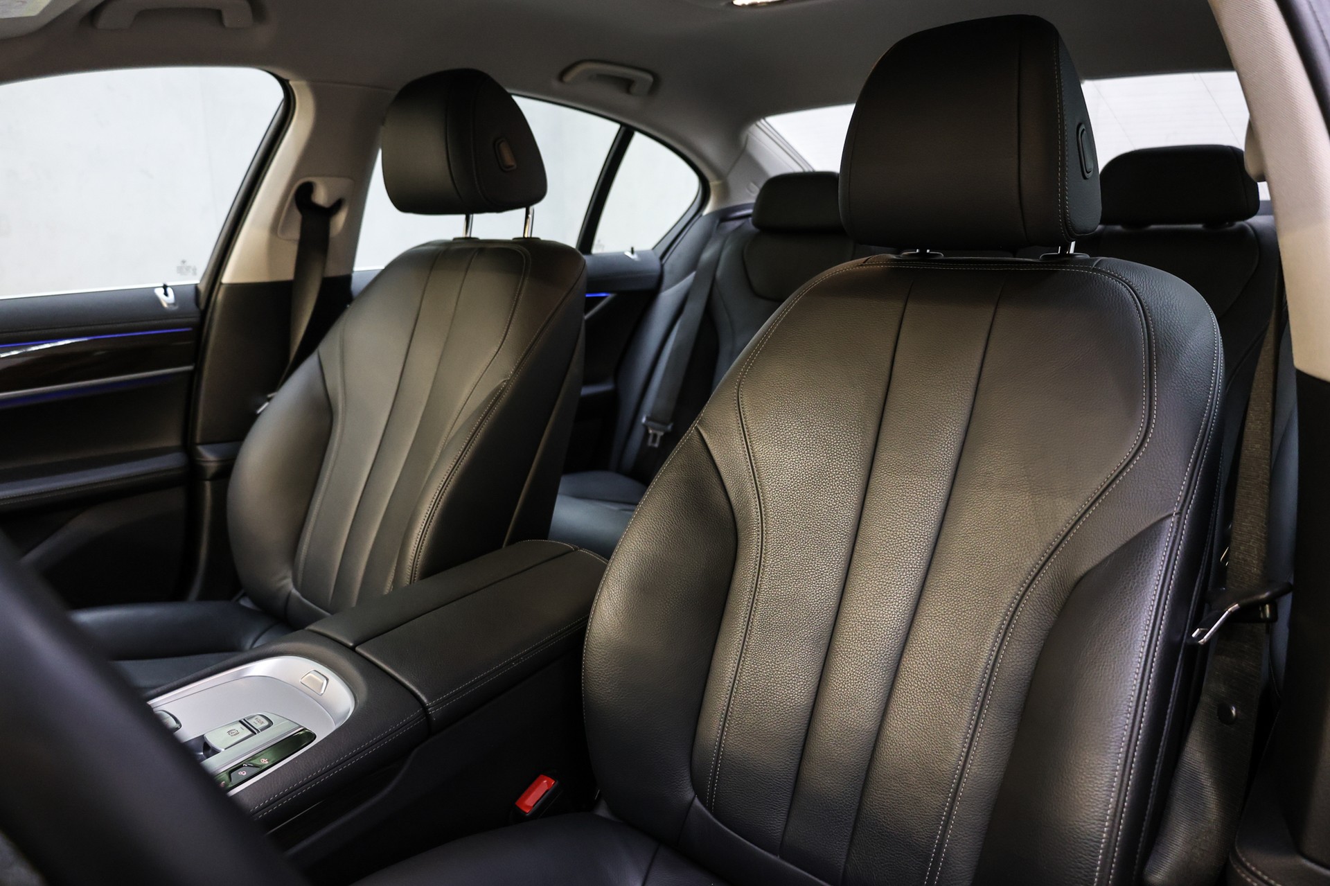 BMW 750i xDrive-image-28