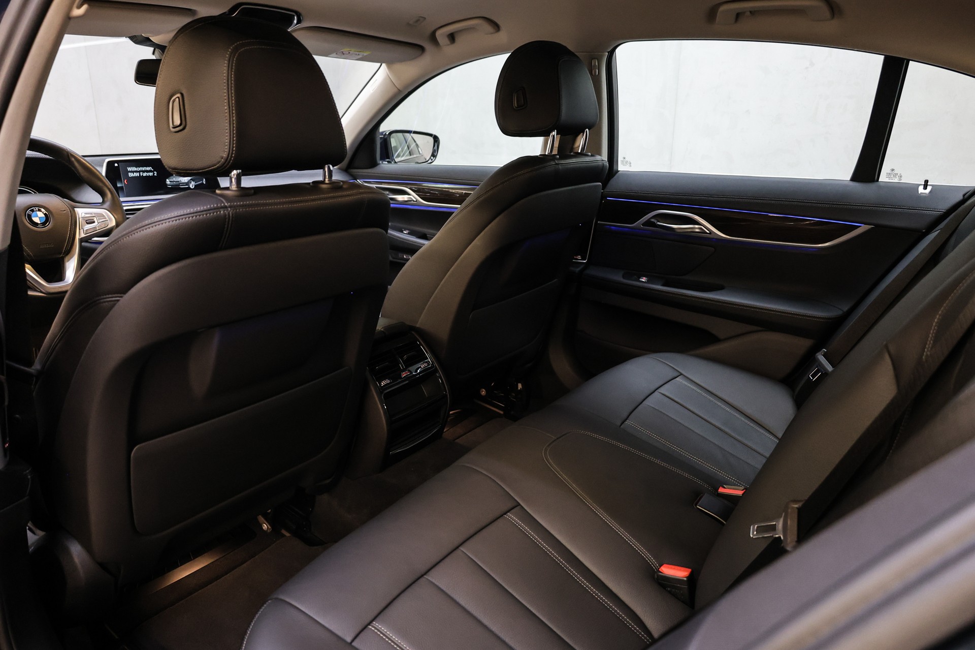 BMW 750i xDrive-image-32