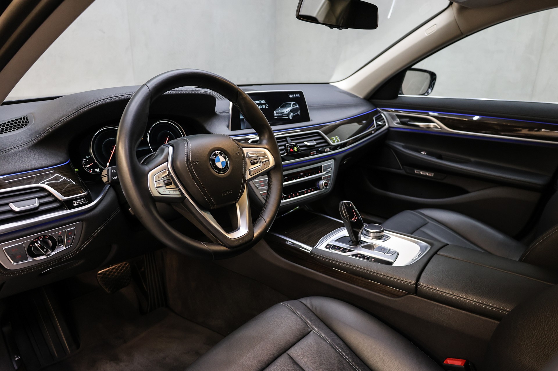 BMW 750i xDrive-image-14