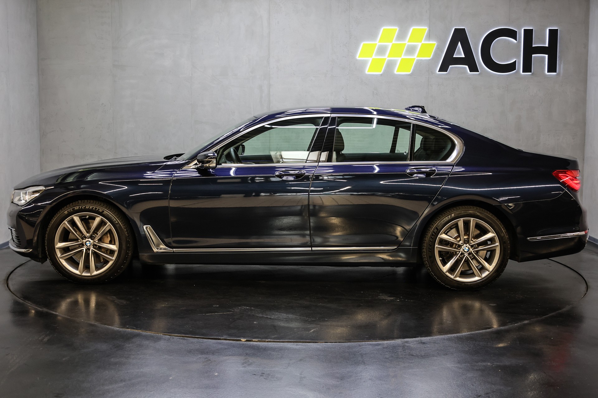 BMW 750i xDrive-image-9