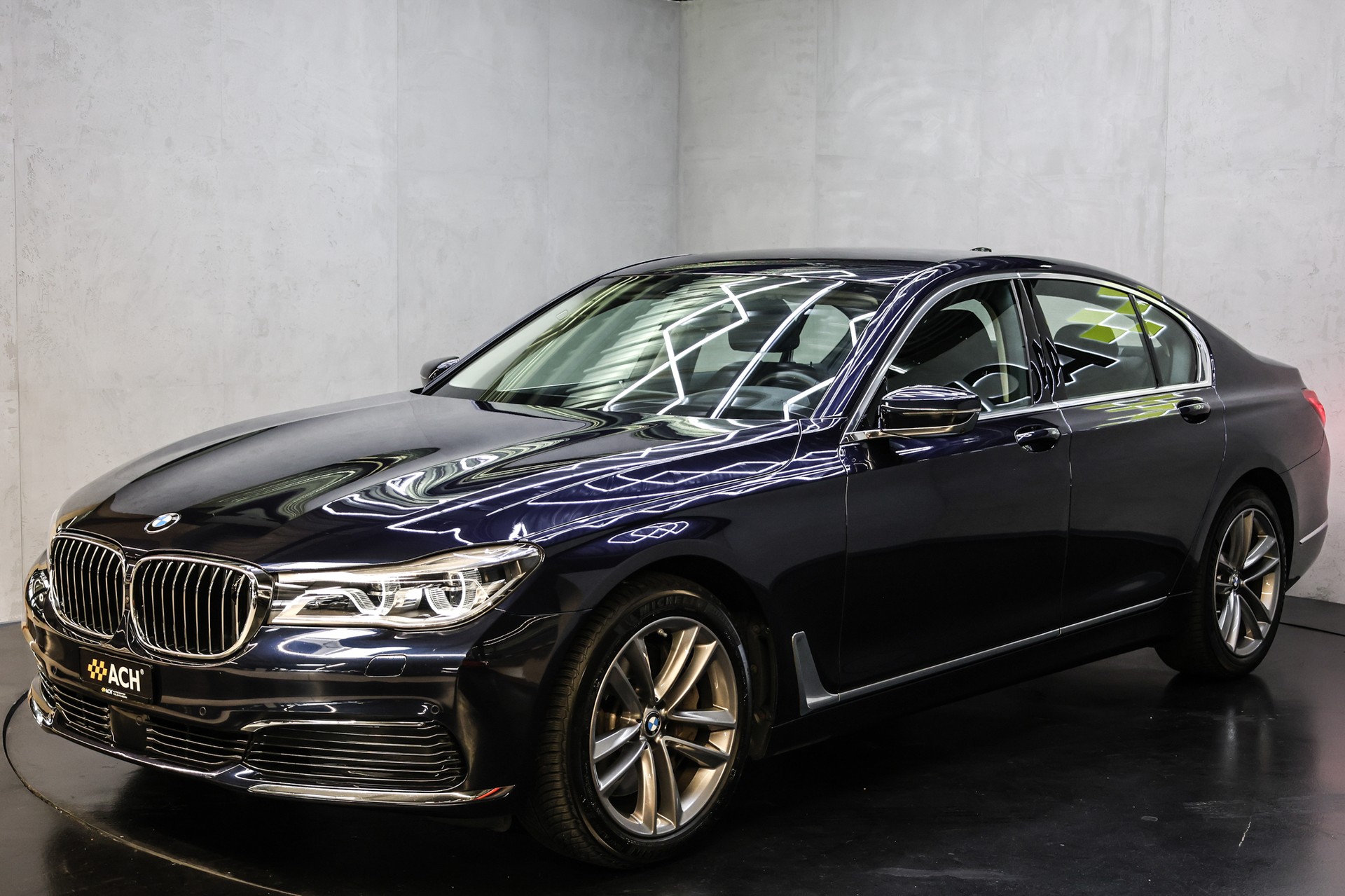 BMW 750i xDrive-showroom-element-2