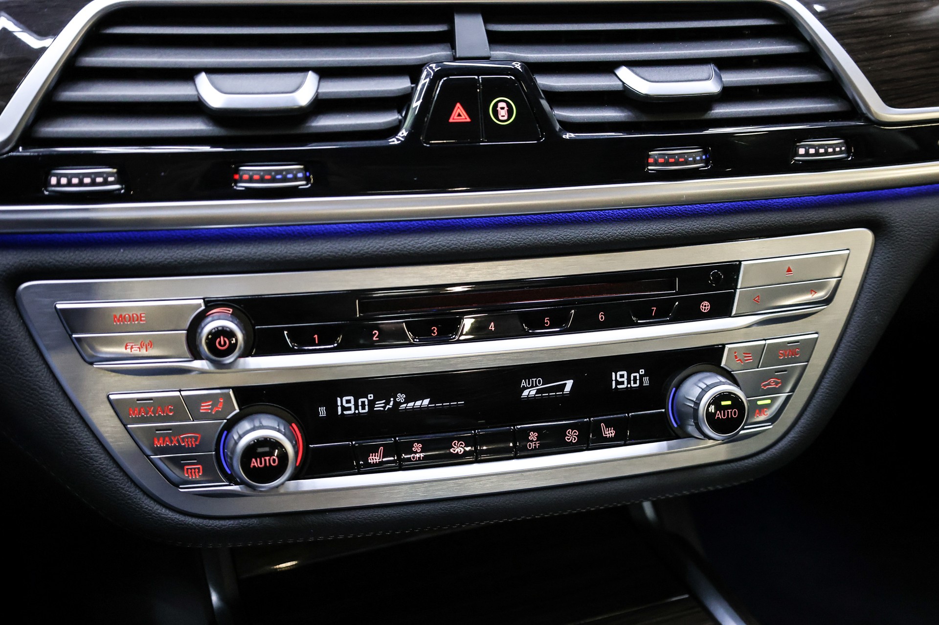BMW 750i xDrive-image-19