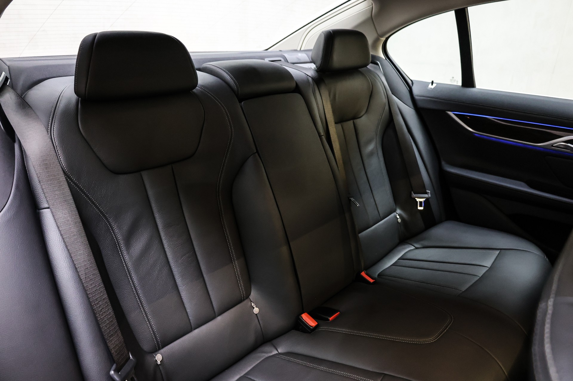 BMW 750i xDrive-image-31