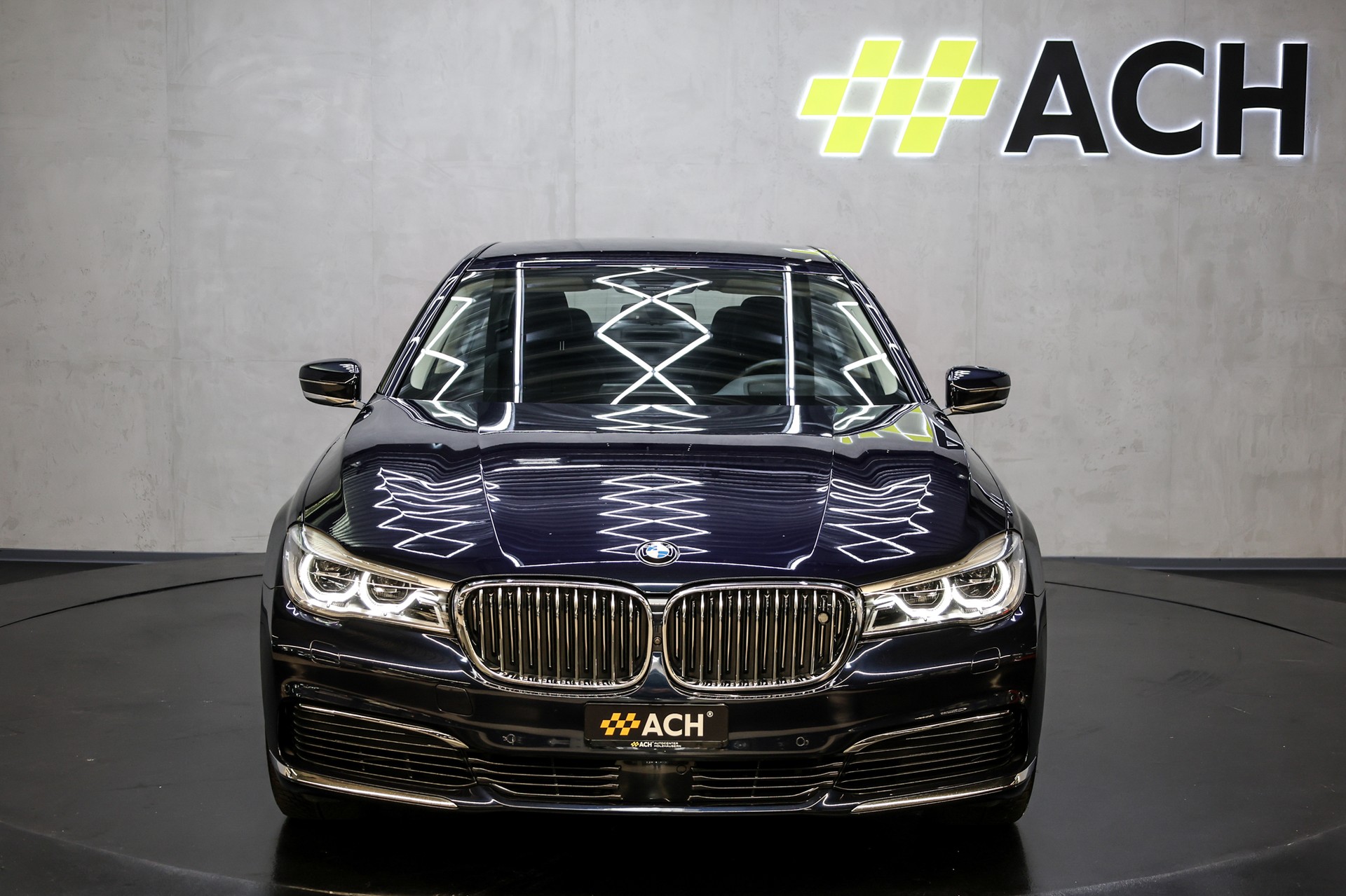 BMW 750i xDrive-showroom-element-1