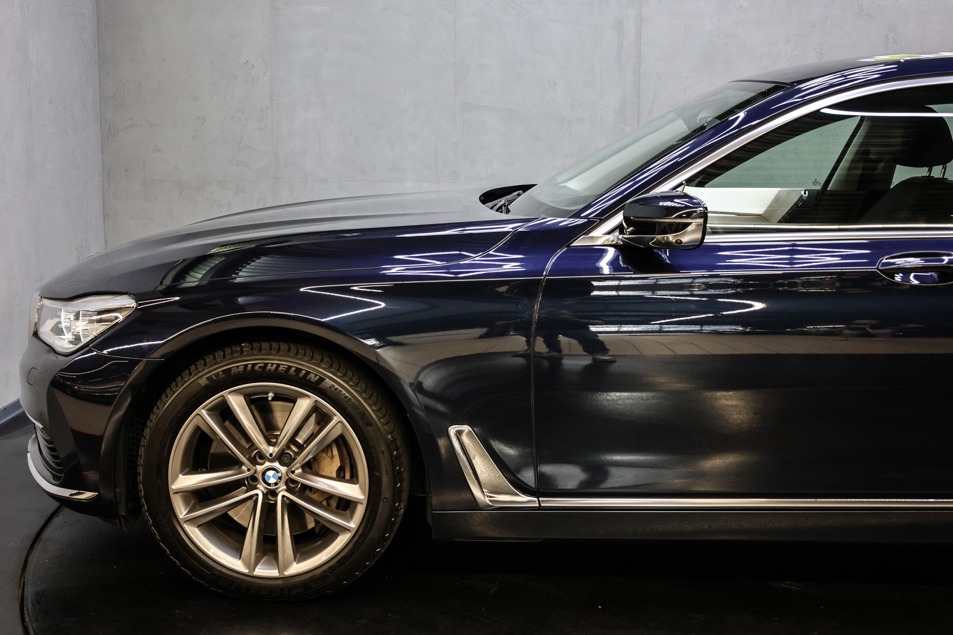 BMW 750i xDrive-image-11