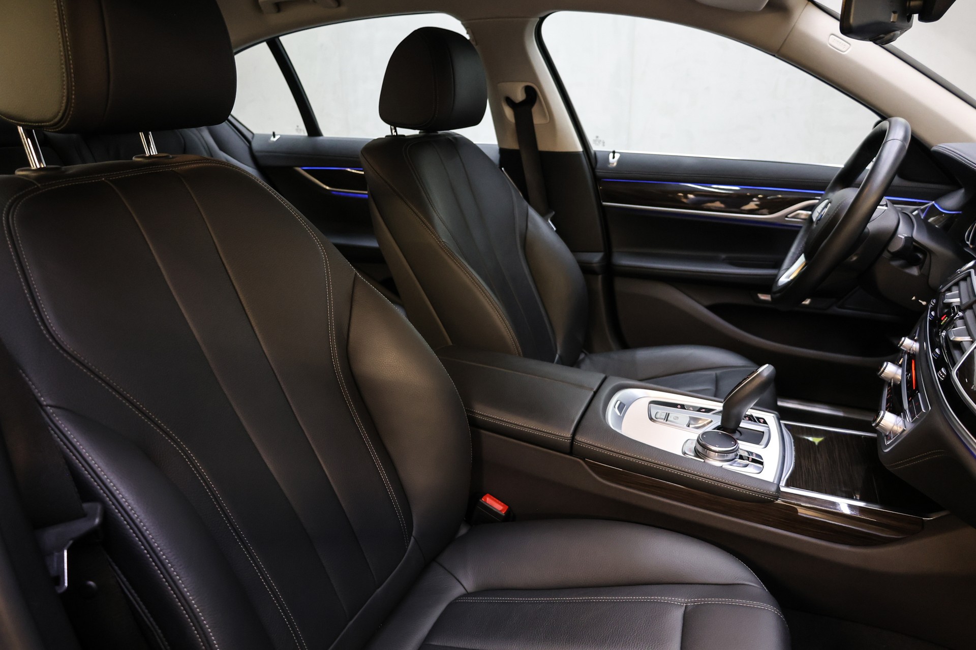 BMW 750i xDrive-image-26