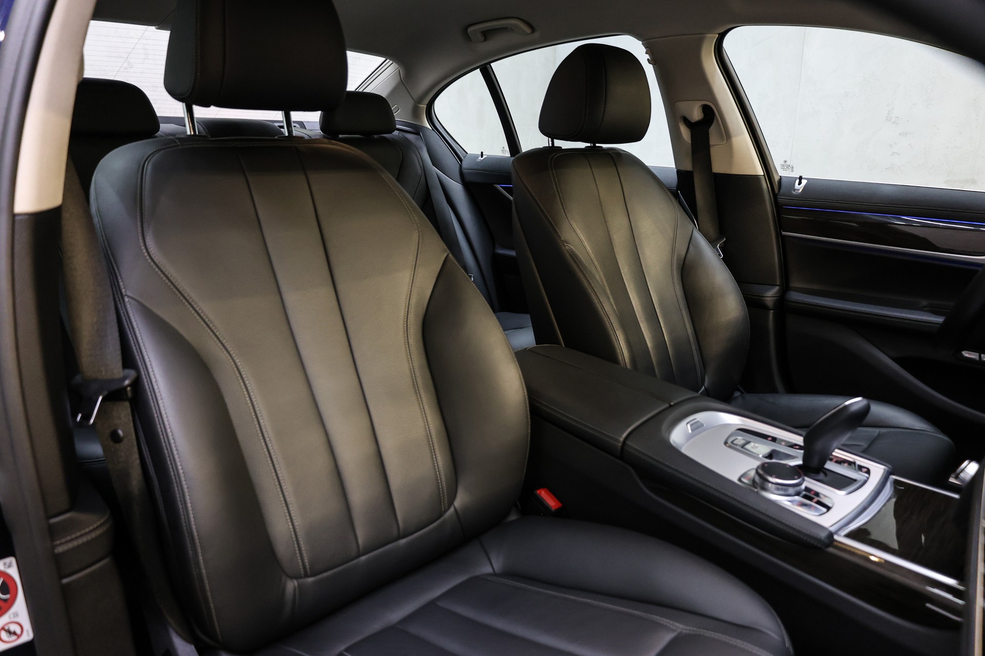 BMW 750i xDrive-image-30